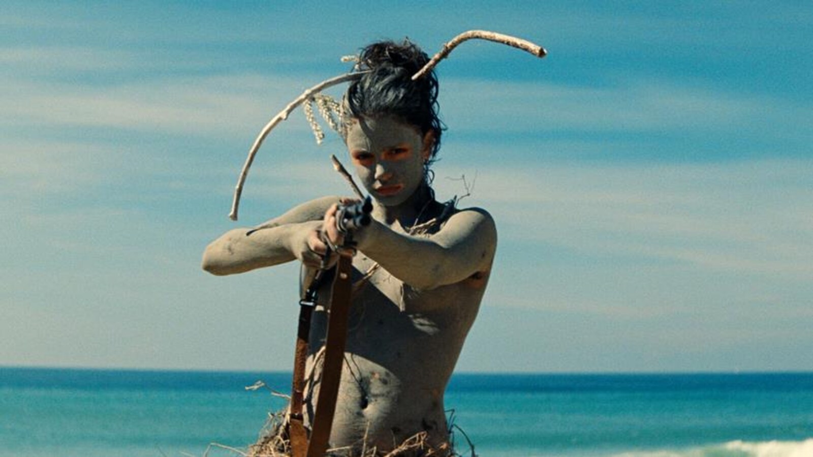 Image montrant l'actrice Noée Abita dans le rôle d'Ava, personnage principal du long métrage français « Ava ».