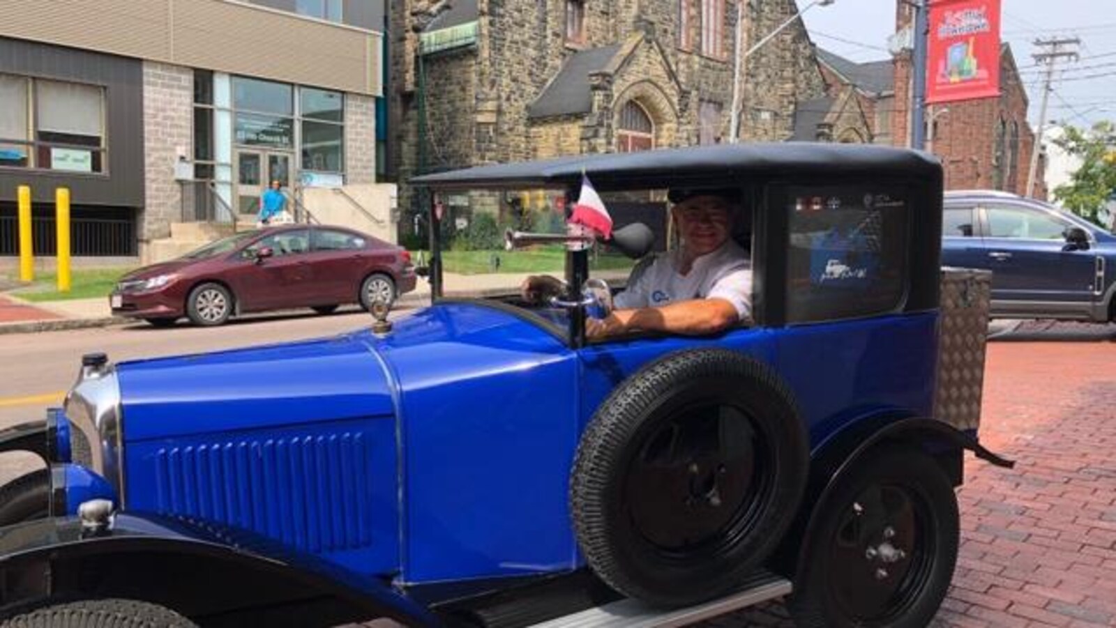Christian Darrosé est de passage à Moncton, lundi, avec sa Citroën Trèfle 1923.