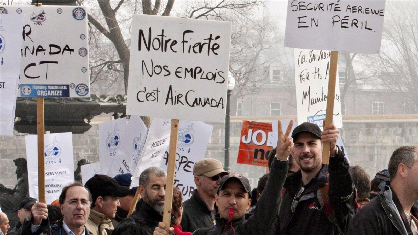 Des employés d'Aveos manifestent devant l'Assemblée nationale, à Québec (archives).