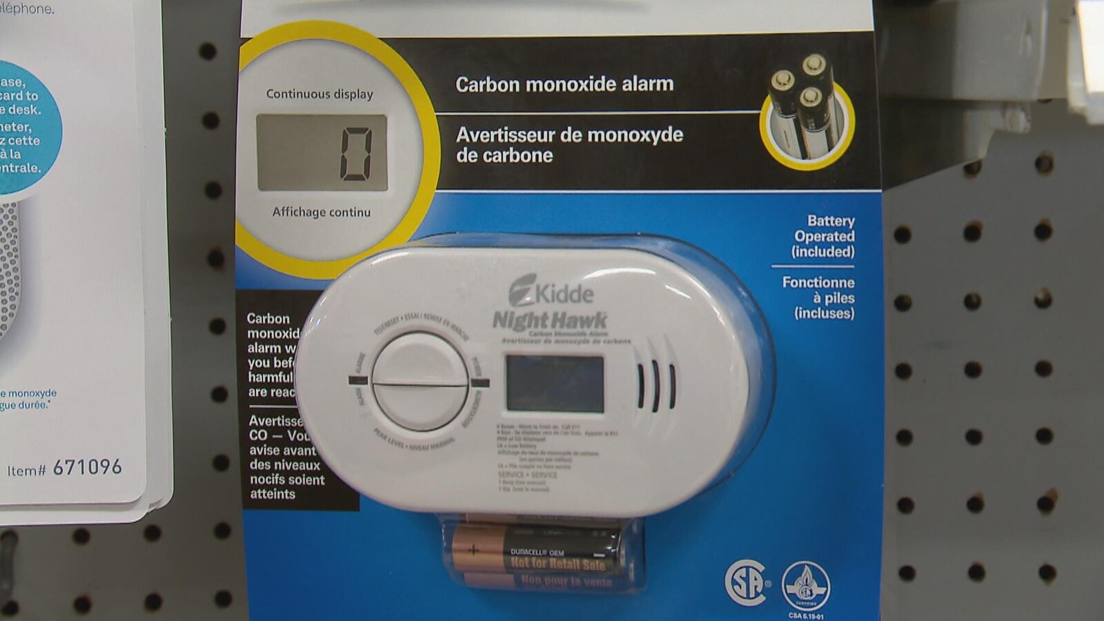 Un avertisseur de monoxyde de carbone sur les tablettes d'une quincaillerie de Québec.