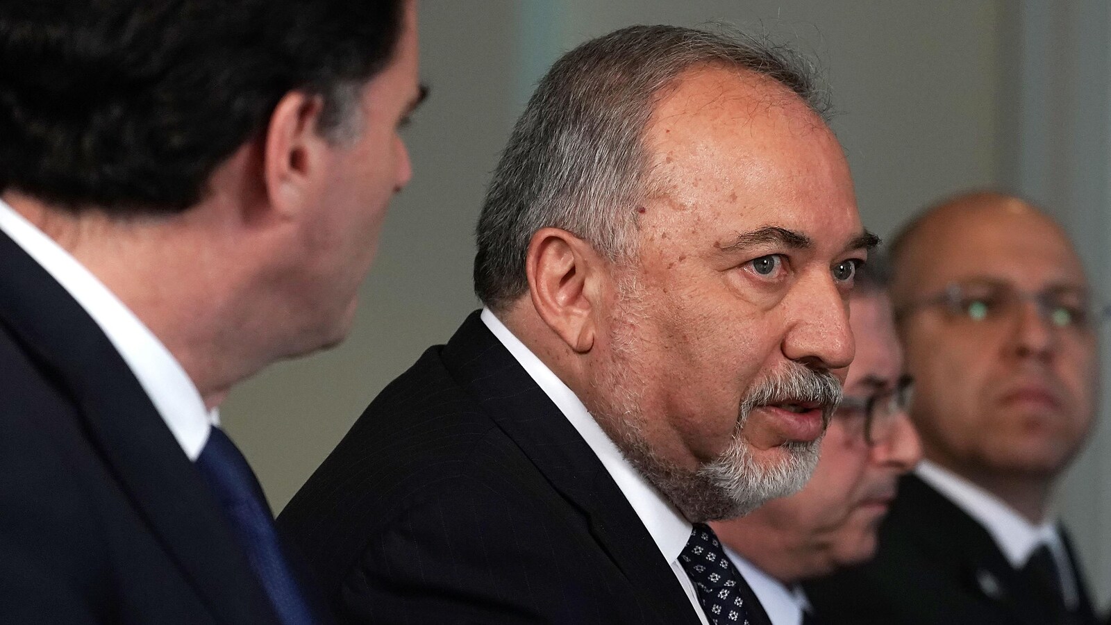 Gros plan sur le visage d'Avigdor Lieberman.