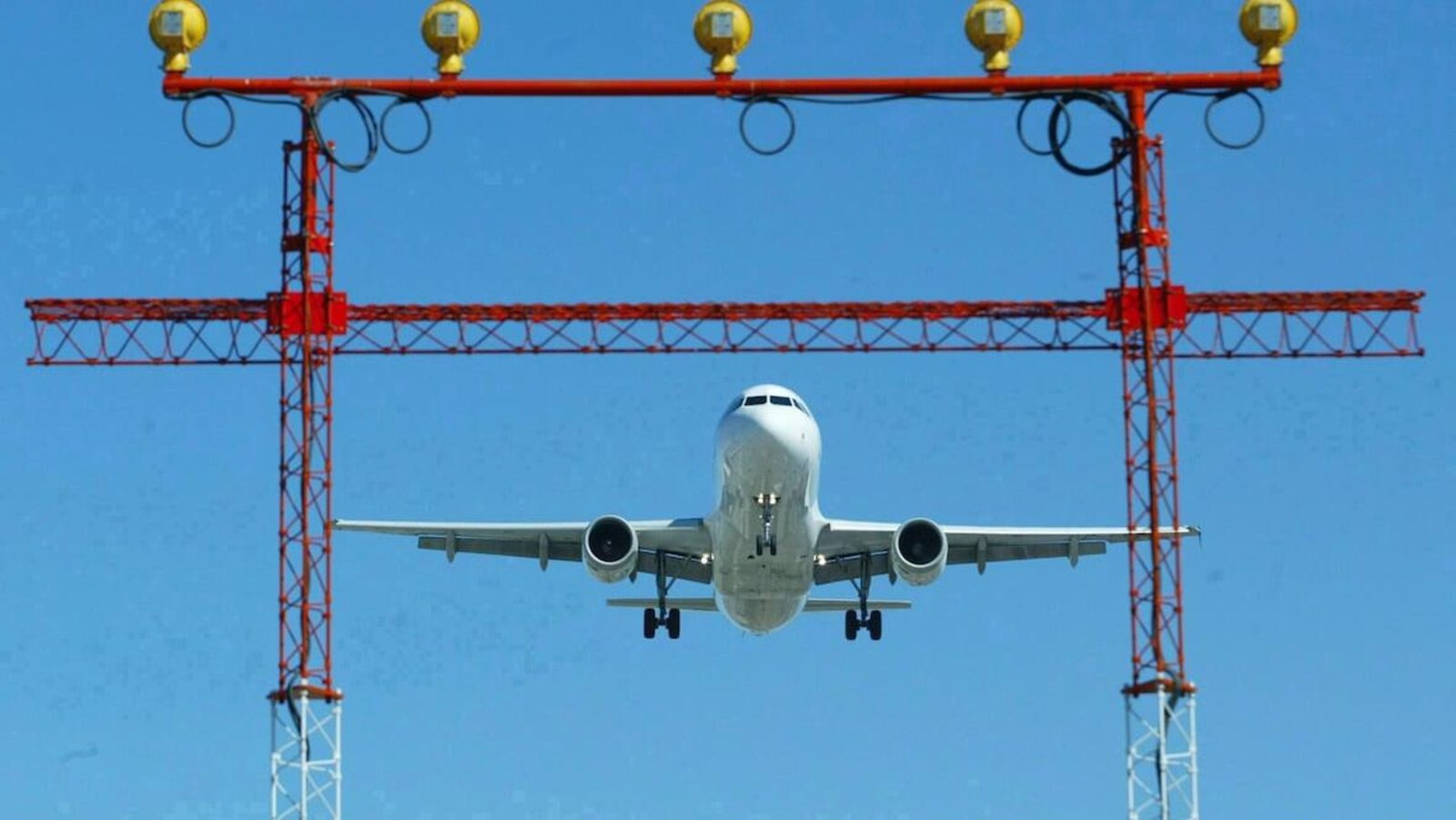 Un avion s'approche, sur le point d'atterrir.