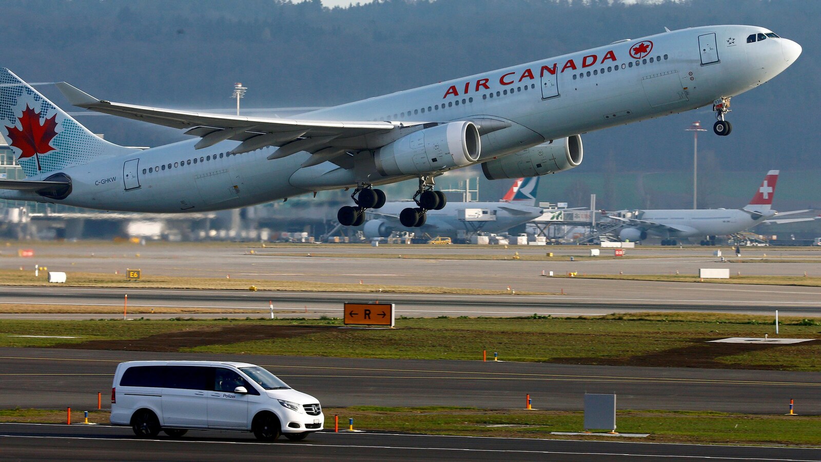 Un Airbus A330 d'Air Canada décolle de l'aéroport de Zurich.