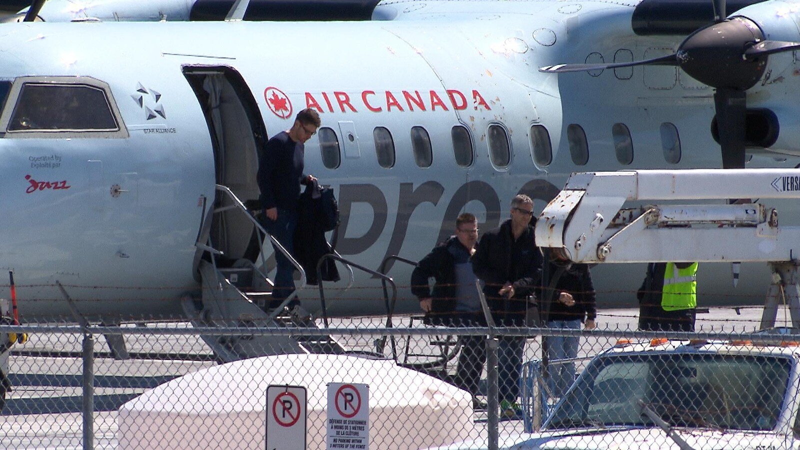 Des passagers débarquent d'un avion à l'aéroport