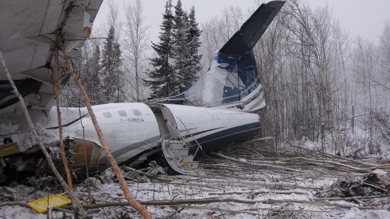 L'avion écrasé sur les lieux de l'accident.