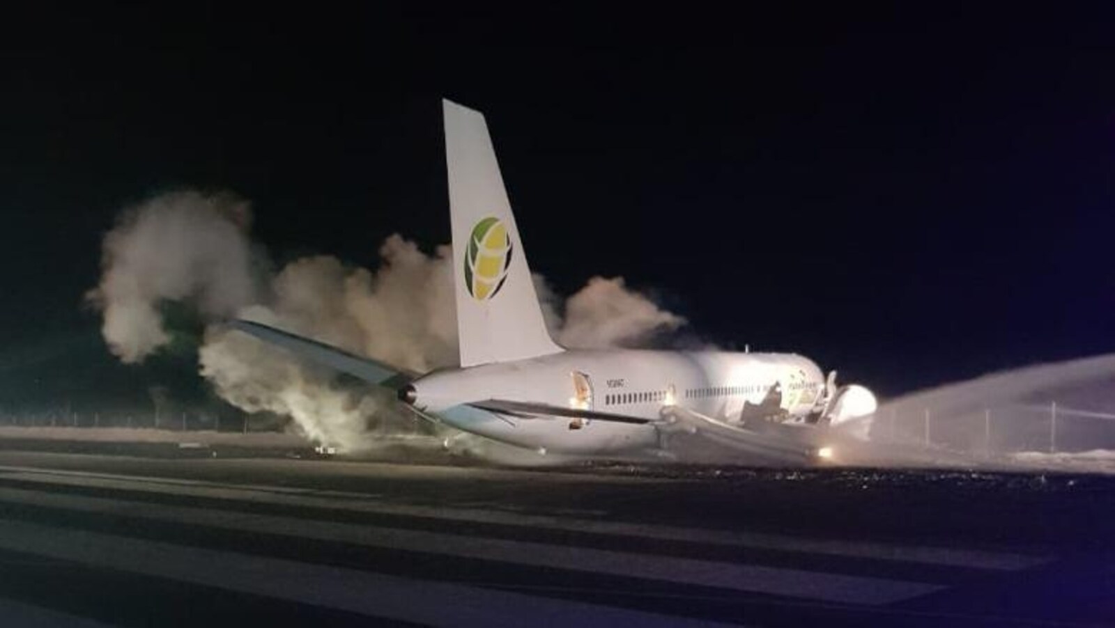 Une intense fumée entoure l'avion sur le tarmac