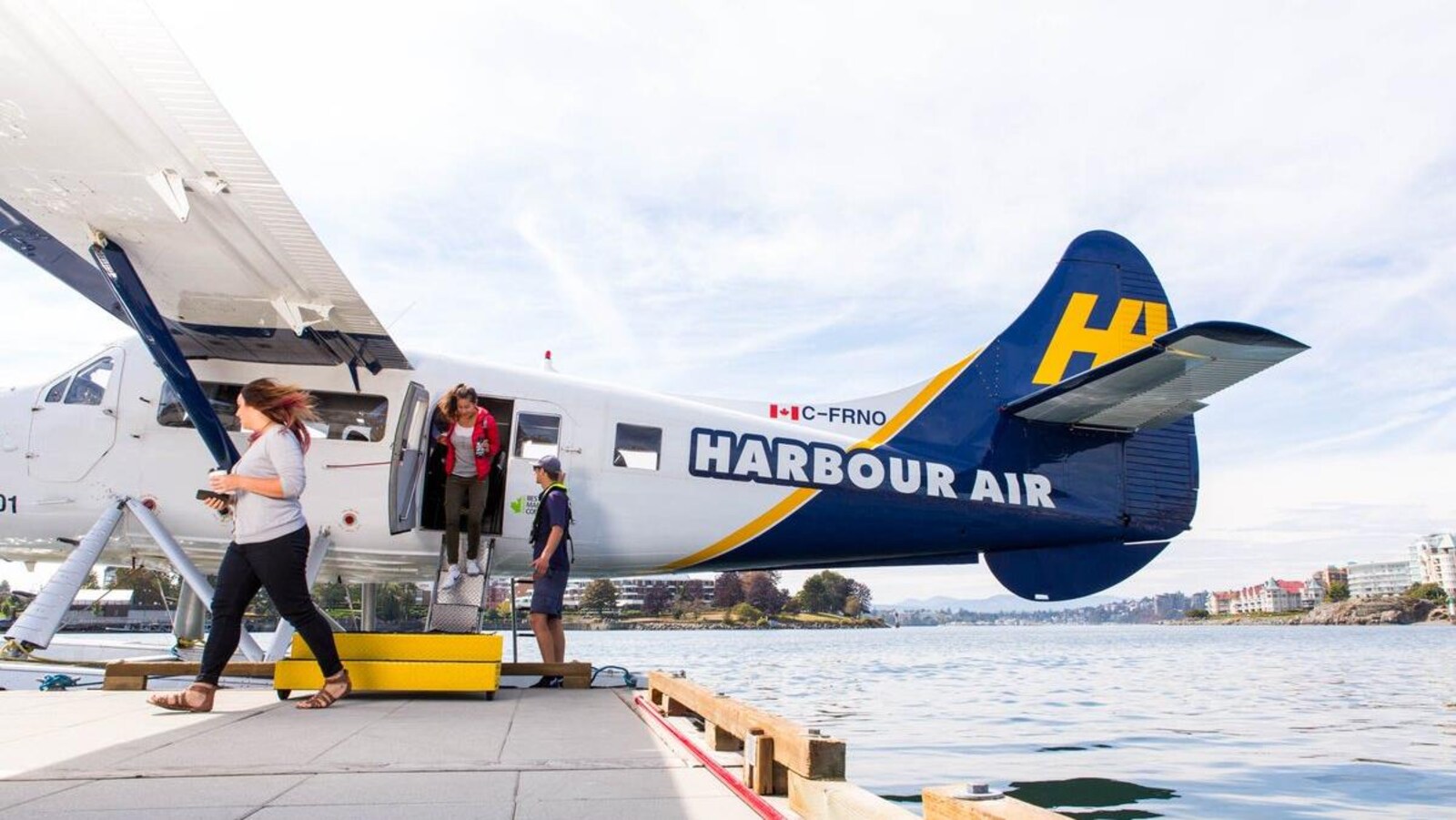 Un avion de Harbour Air laisse descendre ses passagers dans le port de Victoria, en Colombie-Britannique