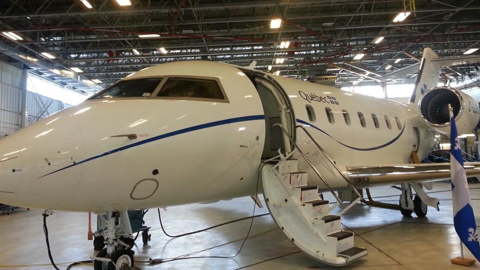 L'avion-hôpital peut transporter plusieurs patients à la fois.