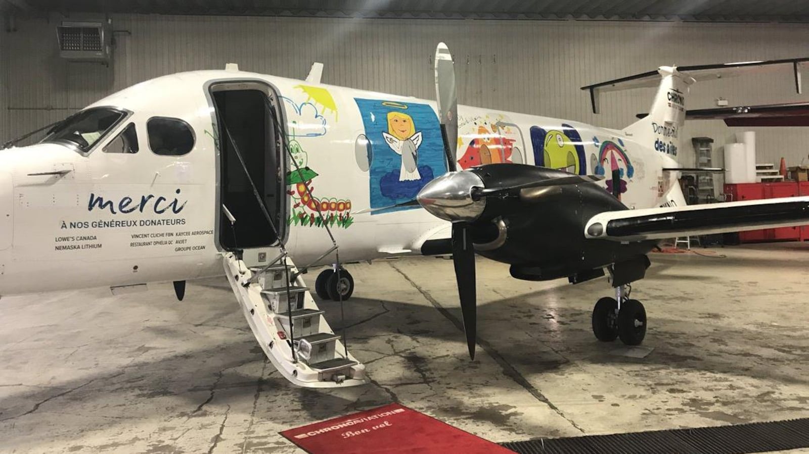 Un avion avec des dessins d'enfants.