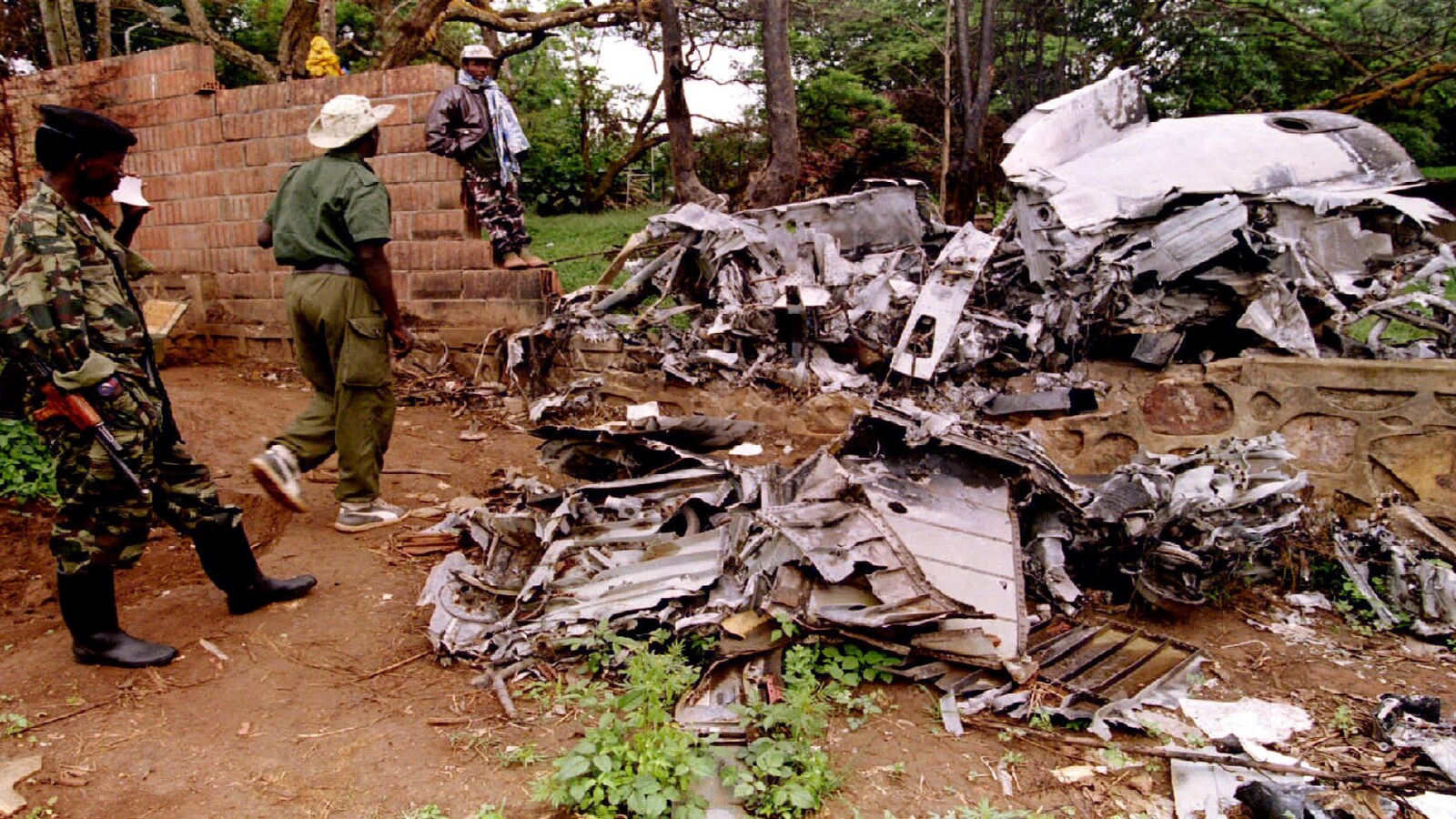 Des soldats du Front patriotique rwandais inspectent les restes de l'avion dans lequel l'ex-président rwandais Juvénal Habyarimana a été tué, au printemps 1994, déclenchant un génocide qui a coûté la vie à 800 000 personnes.