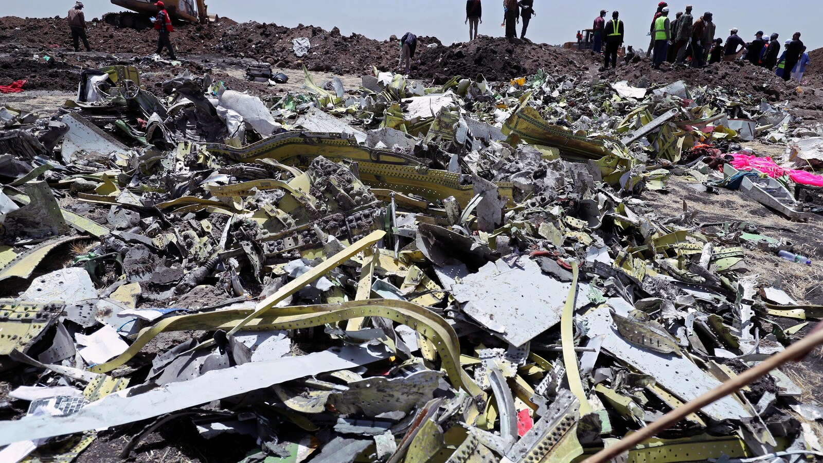 Des débris du Boeing de l'Ethiopian Airlines jonchent le sol.