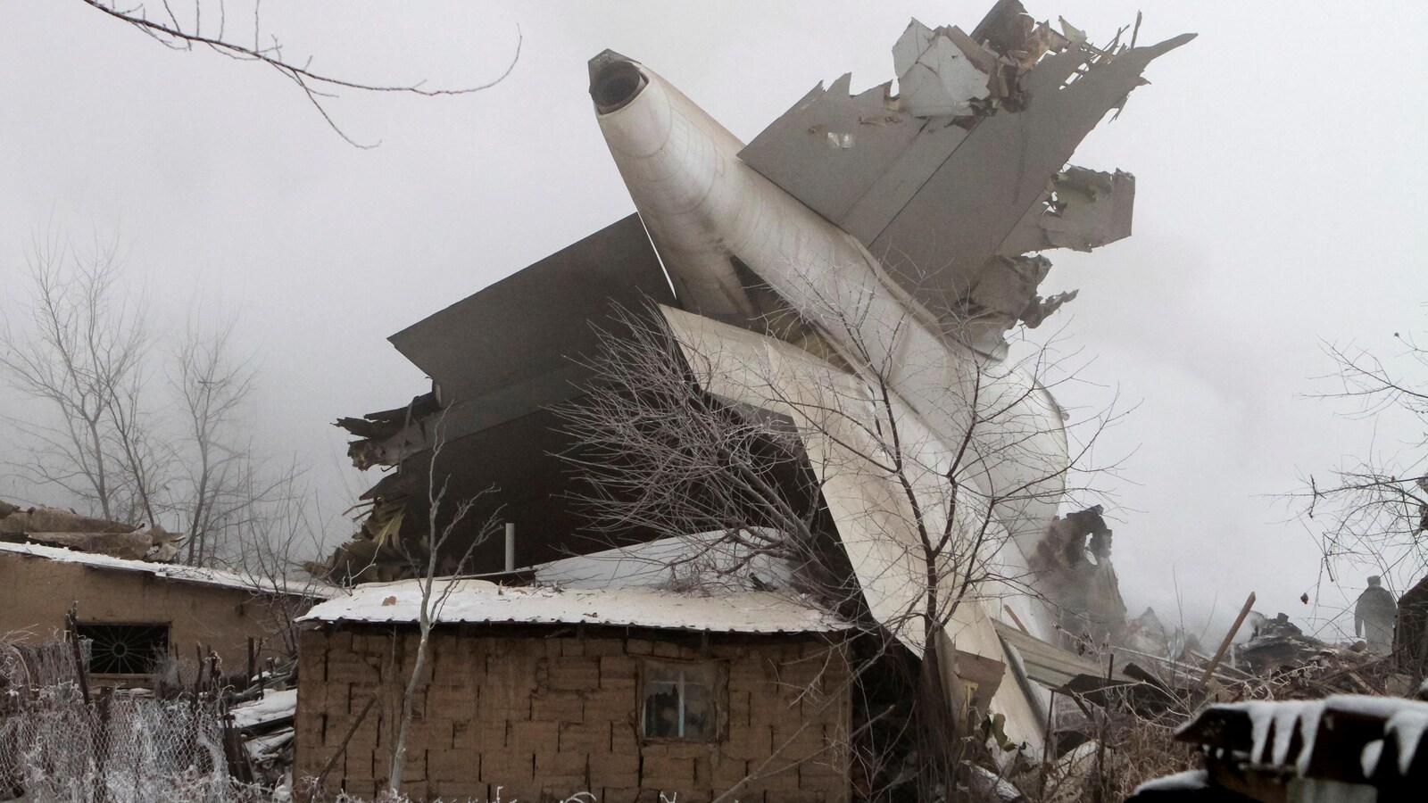 La carcasse de l'avion-cargo qui s'est écrasé près d'un aéroport dans un village du Kirghizistan.