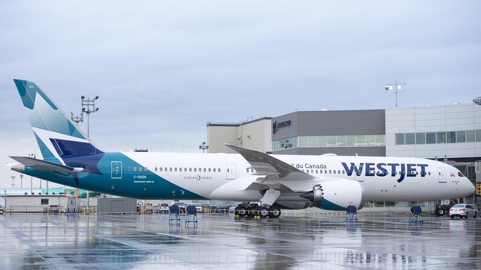 Un avion de la compagnie aérienne Westjet sur le tarmac d'un aéroport