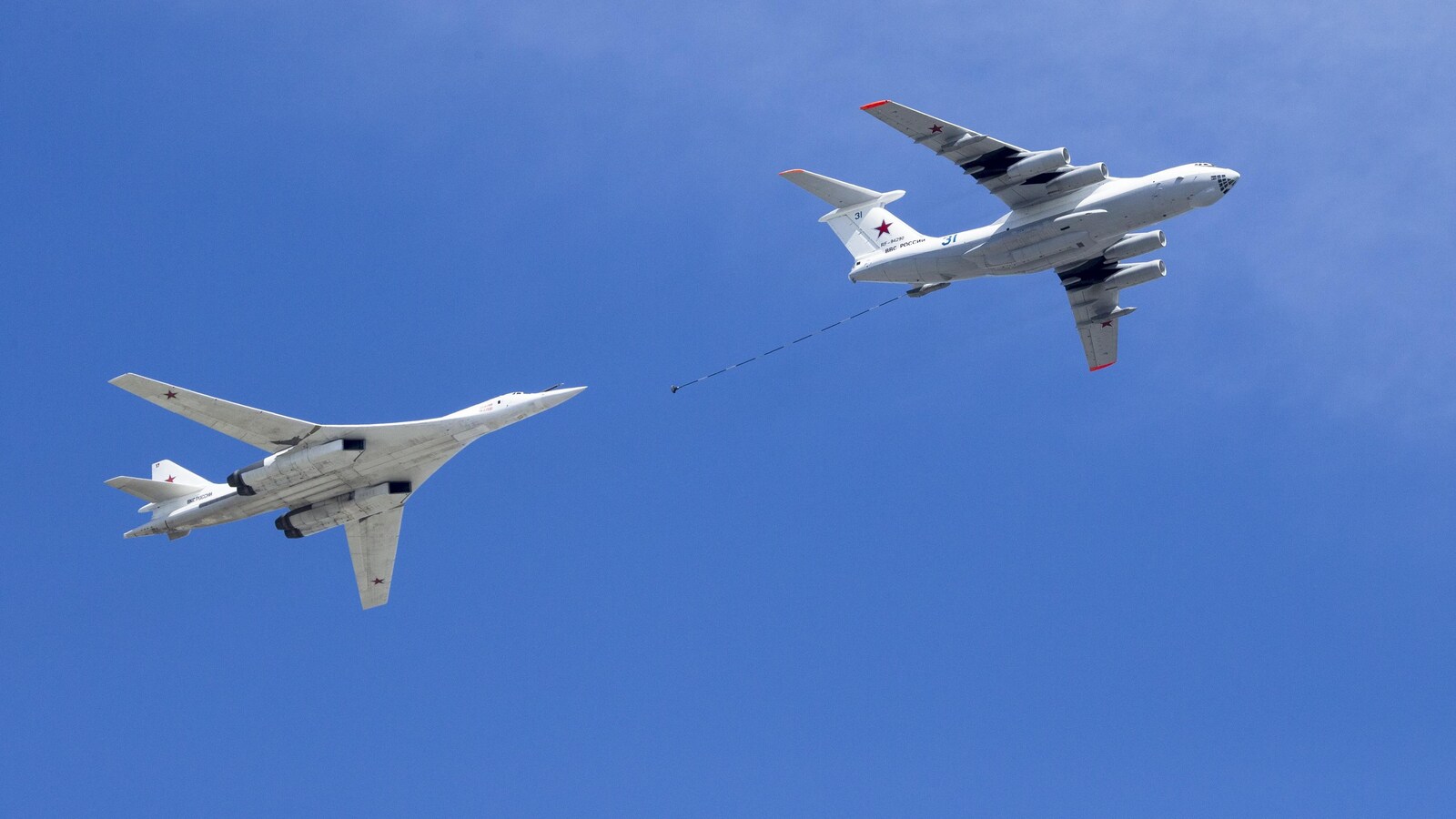 Deux avions de combat dans le ciel.