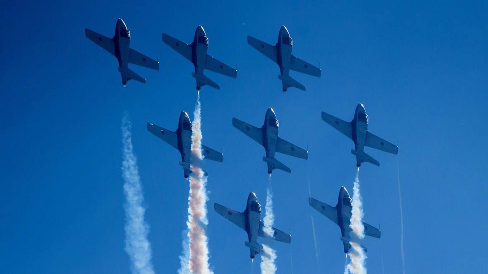 Cinq avions effectuent des prouesses sous un ciel bleu au spectacle aérien d'Abbotsford en Colombie-Britannique