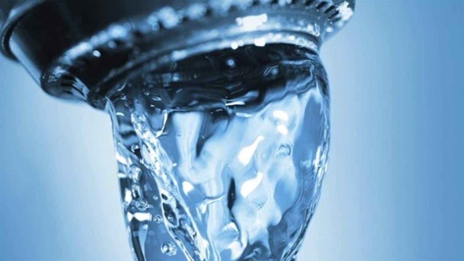Eau s'écoulant d'un robinet.