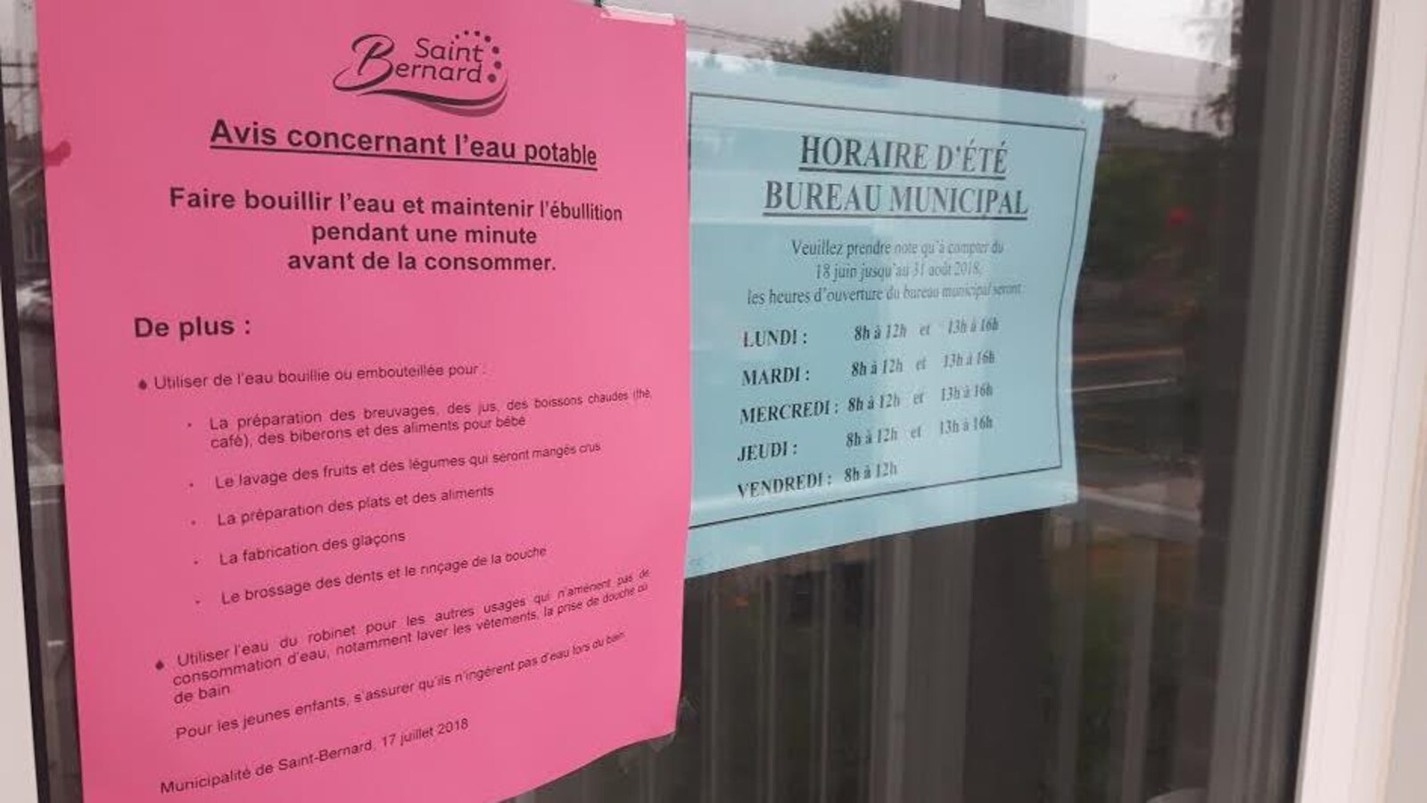 L'avis d'ébullition en vigueur affiché la fenêtre de l'hôtel de ville de Saint-Bernard, en Beauce
