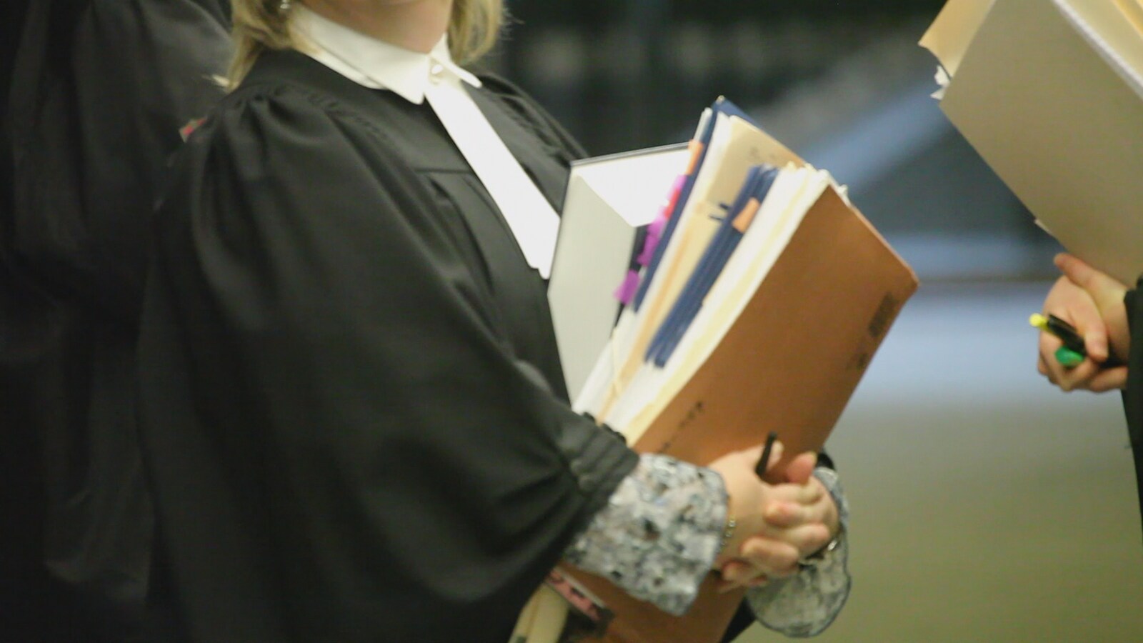 Une avocate tient des documents.