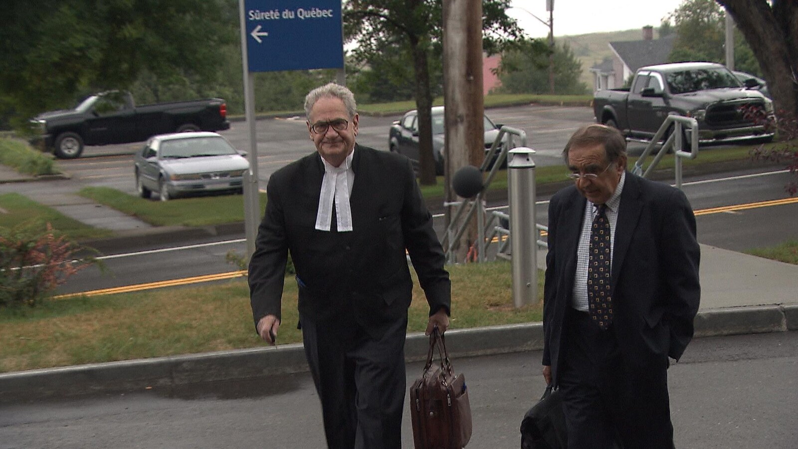 L'avocat de Gastem, Daniel M.Kochenburger, accompagne le président de la société d'exploration, Raymond Savoie, à leur entrée au palais de justice de New Carlisle.