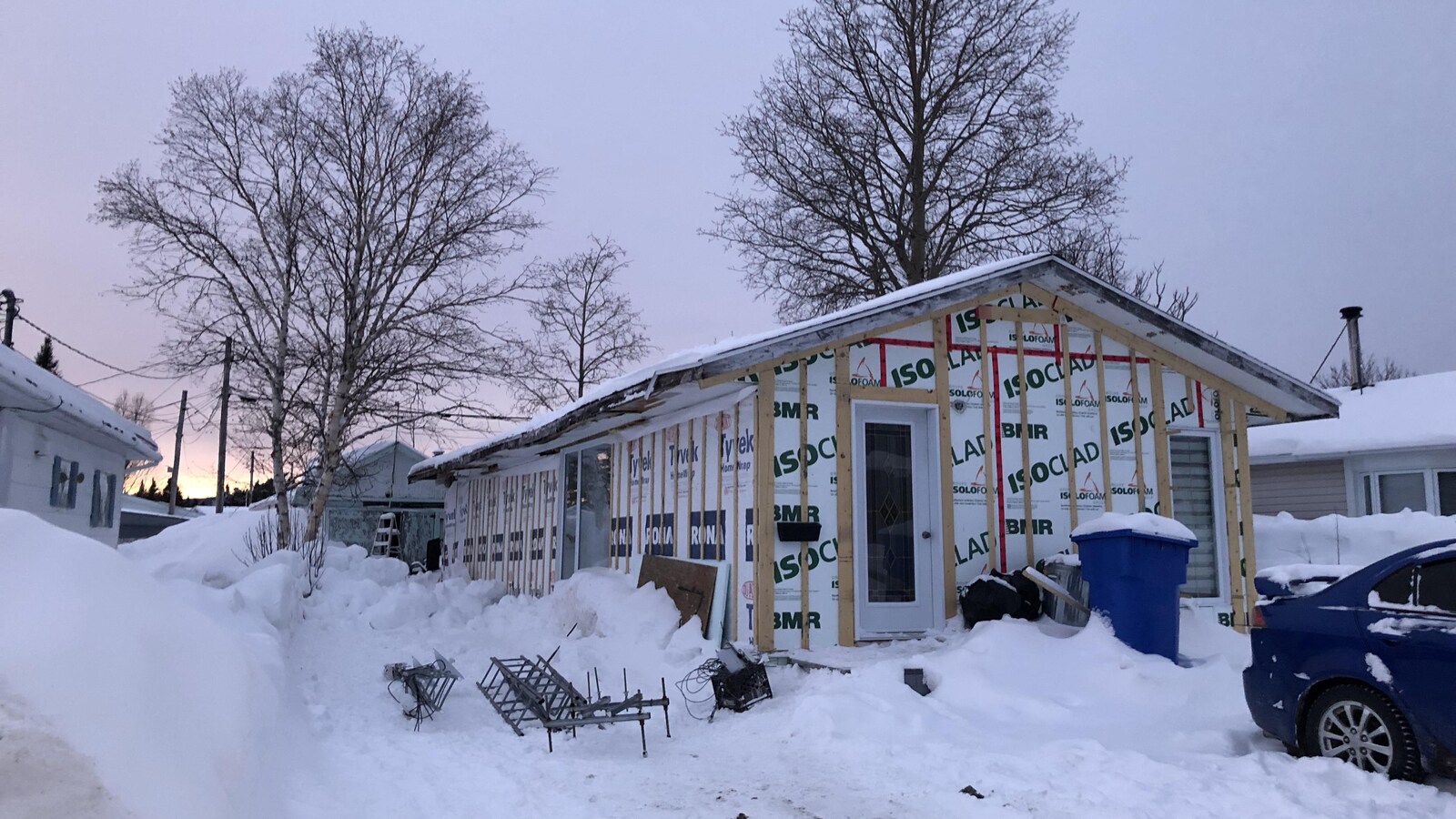Une maison mobile normale dans la neige