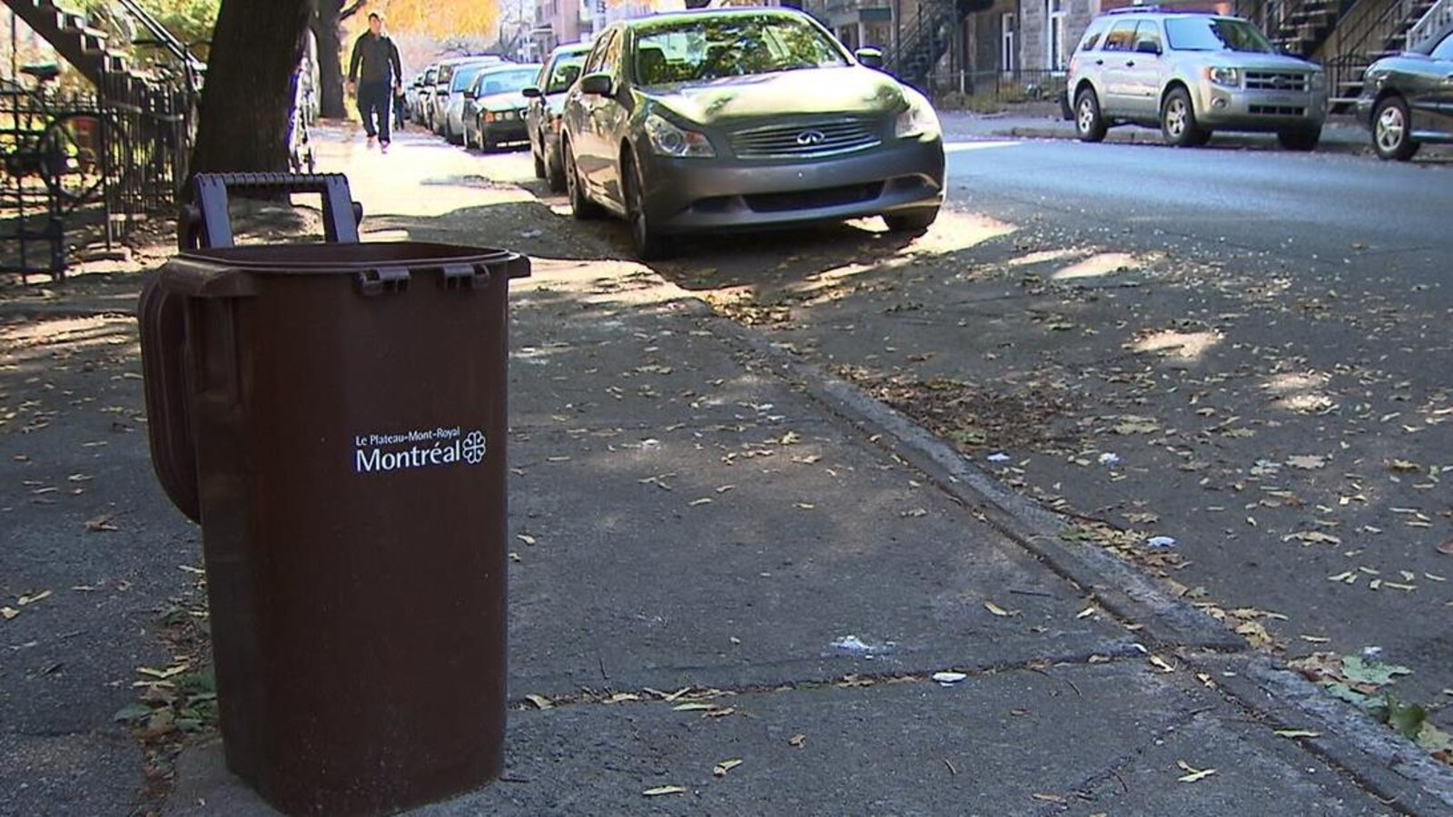 Bac brun servant à la collecte des résidus alimentaires à Montréal, en bordure d'une rue du Plateau-Mont-Royal.