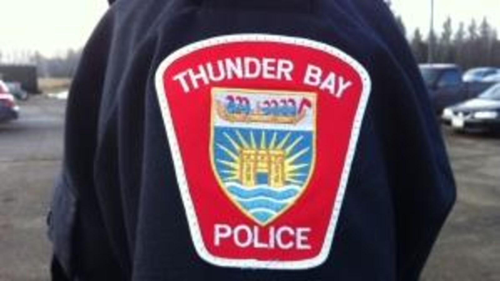 Badge avec le logo du service de police de Thunder Bay sur la manche d'un uniforme.