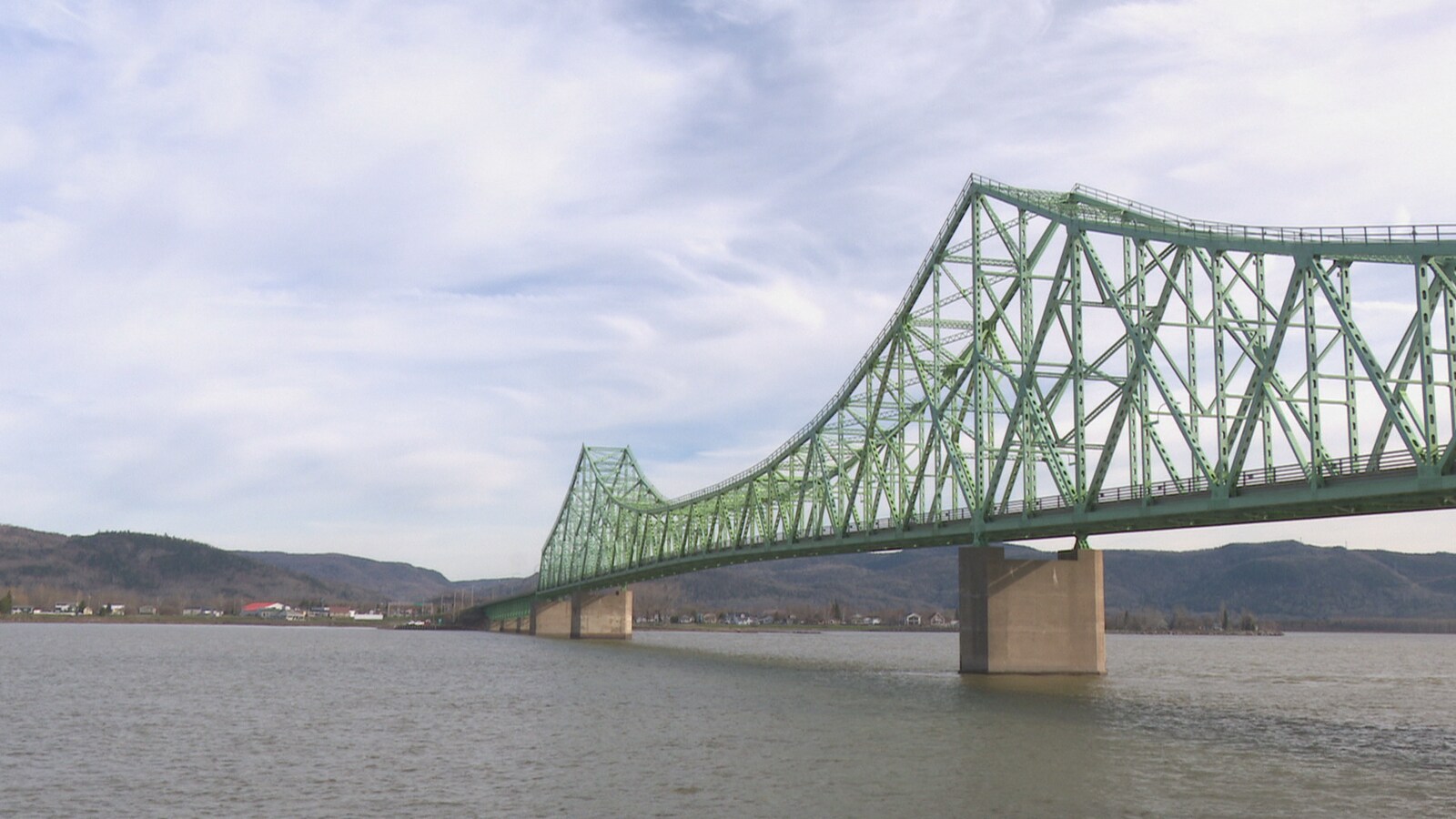 Un pont qui enjambe la baie des Chaleurs