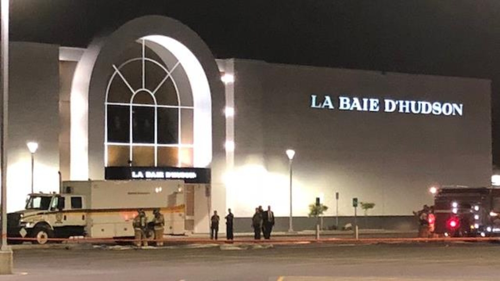 Un camion de la Sûreté du Québec se trouve devant un magasin La Baie.