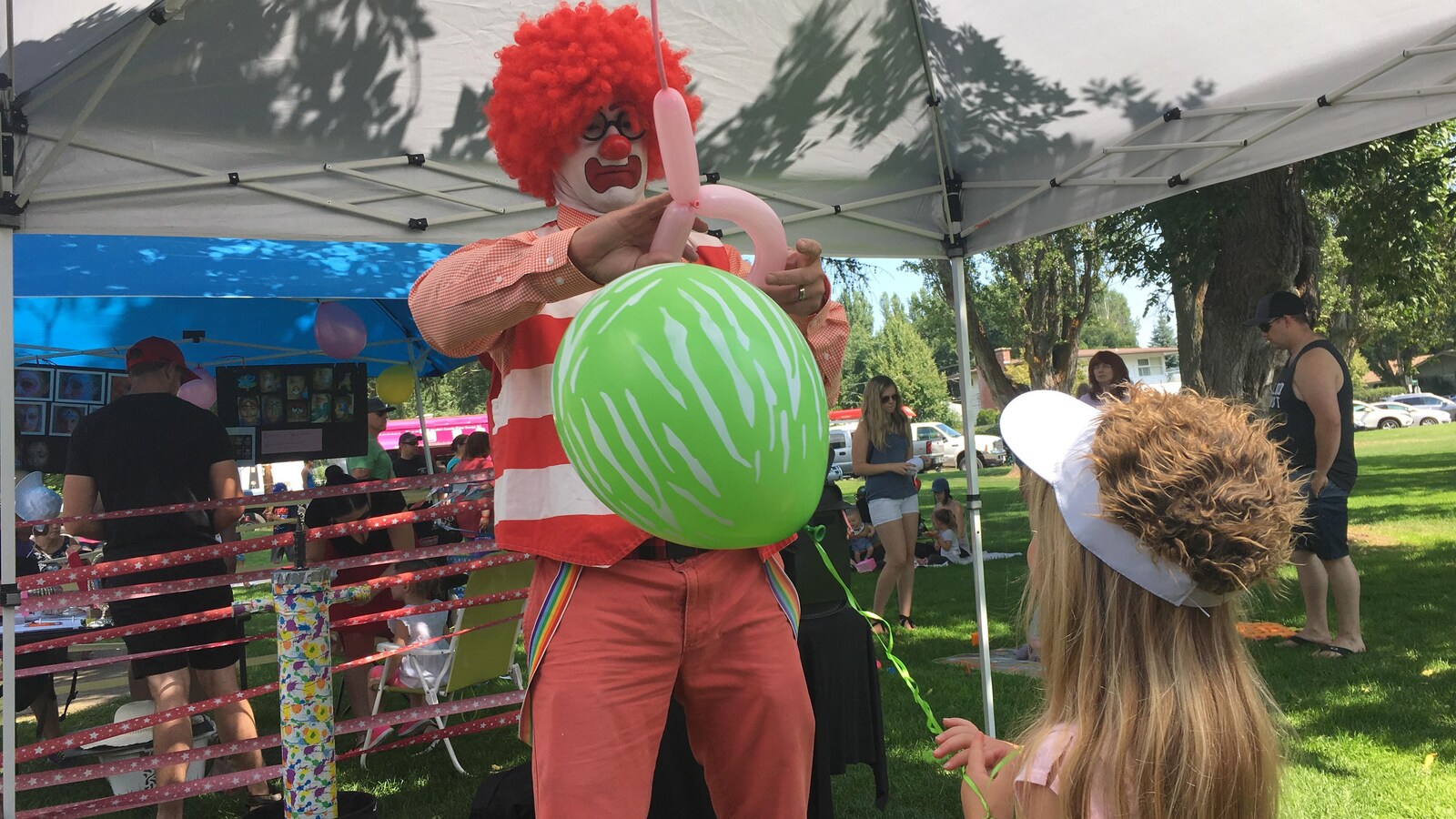 Un clown prépare un ballon pour une petite fille à Prince George