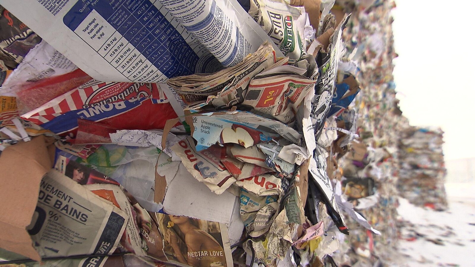 Des journaux et des feuilles de papier coincés dans des ballots à l'extérieur