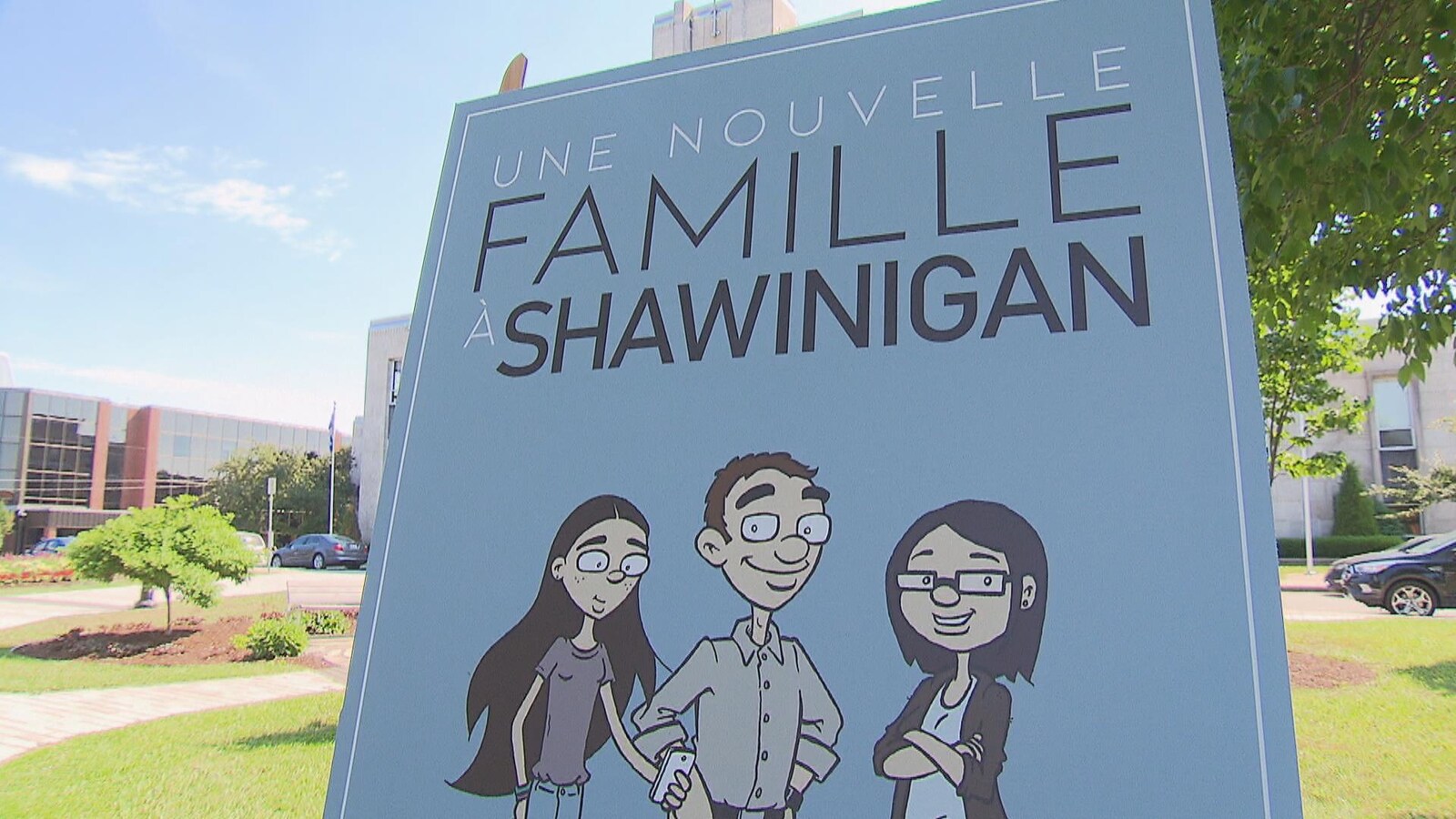 Affiche où l'on peut lire «Une nouvelle famille à Shawinigan» et on y voit 2 parents et trois enfants, avec un chien