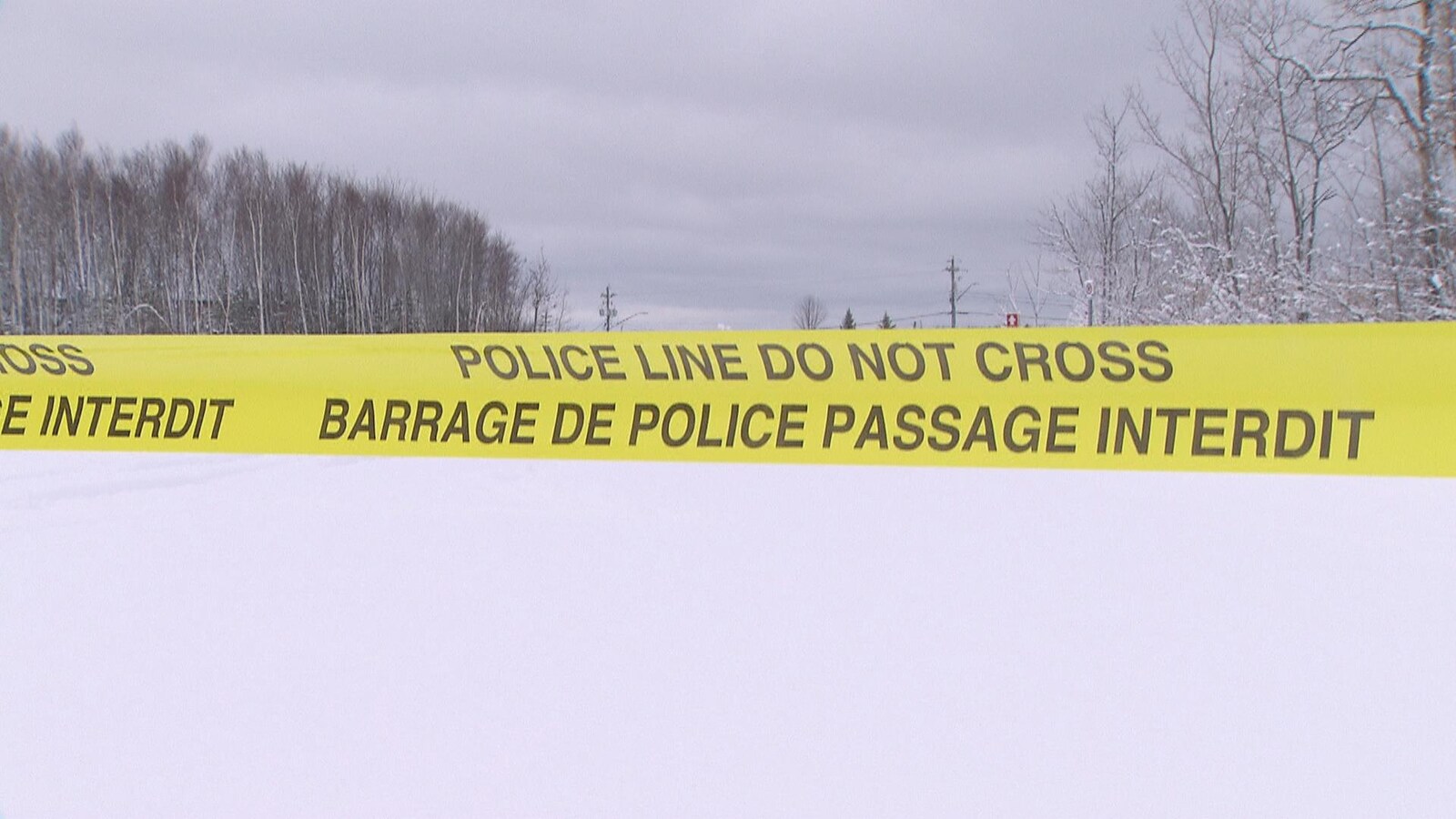 Un bandeau de police jaune avec l'indication « barrage de police pasage interdit ».