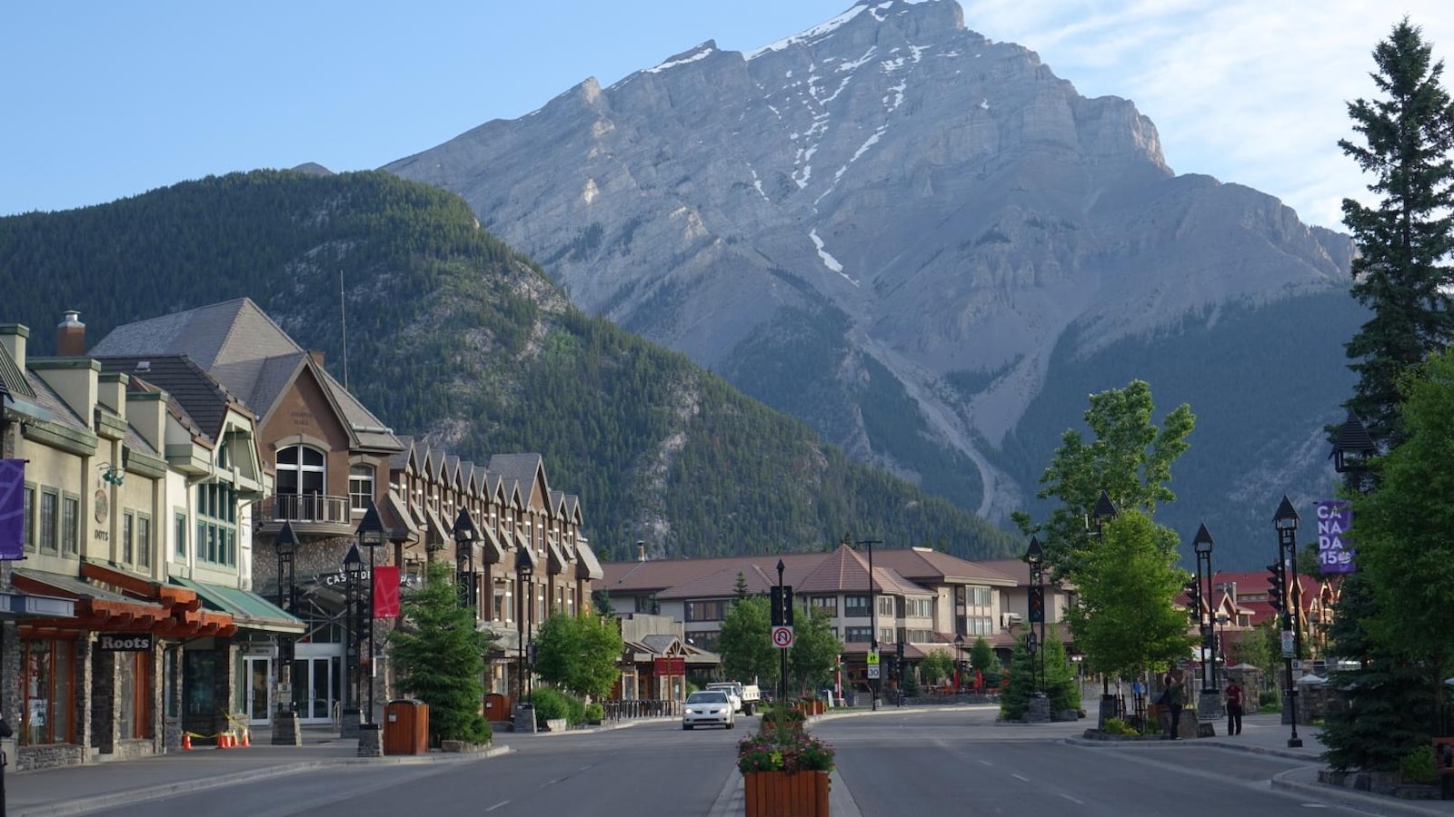 Vue sur une rue à Banff où l'on voit les Rocheuses.