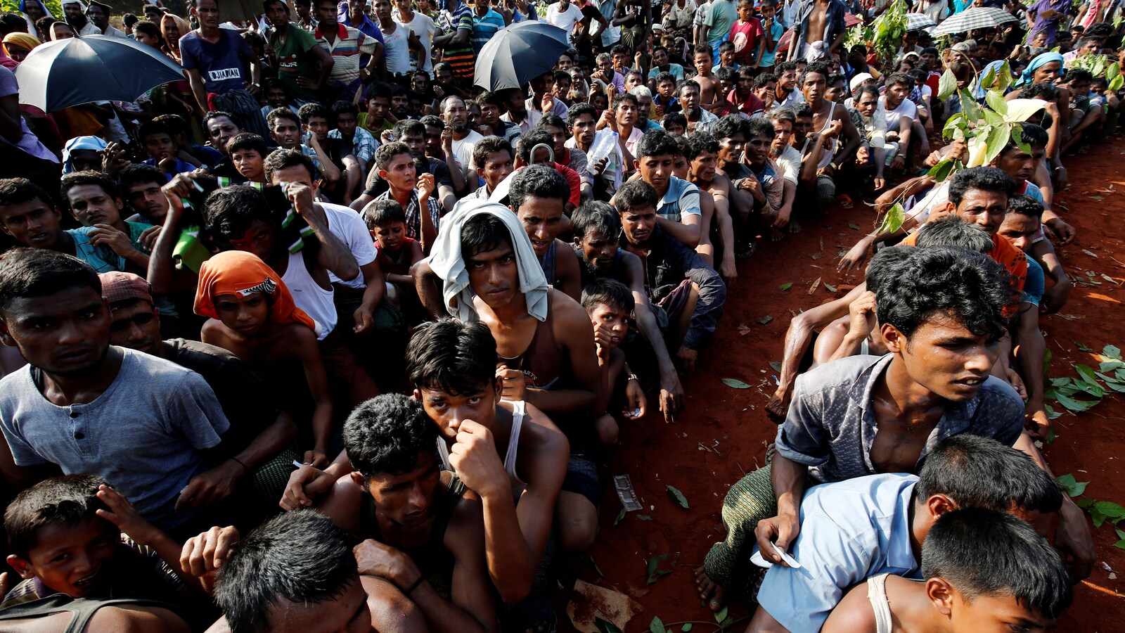 Des centaines de réfugiés rohingyas attendent de recevoir des rations alimentaires à Cox Bazar, au Bangladesh.
