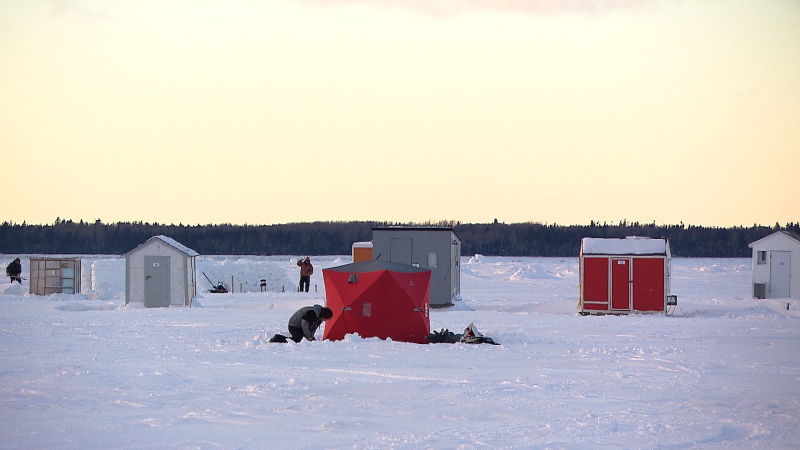 Des pêcheurs installent leurs cabanes sur la banquise.