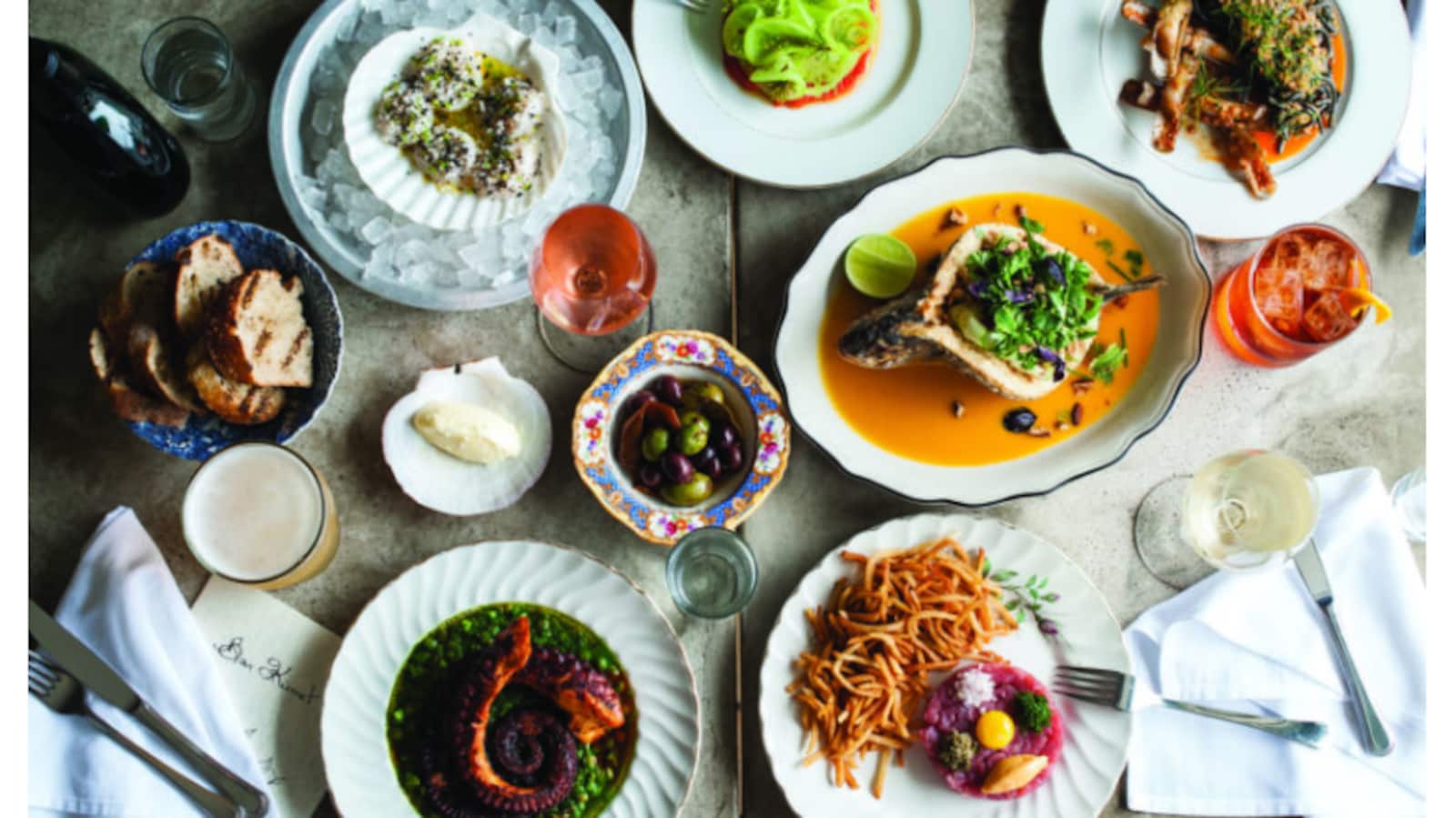 Des plats gastronomiques sur une table.