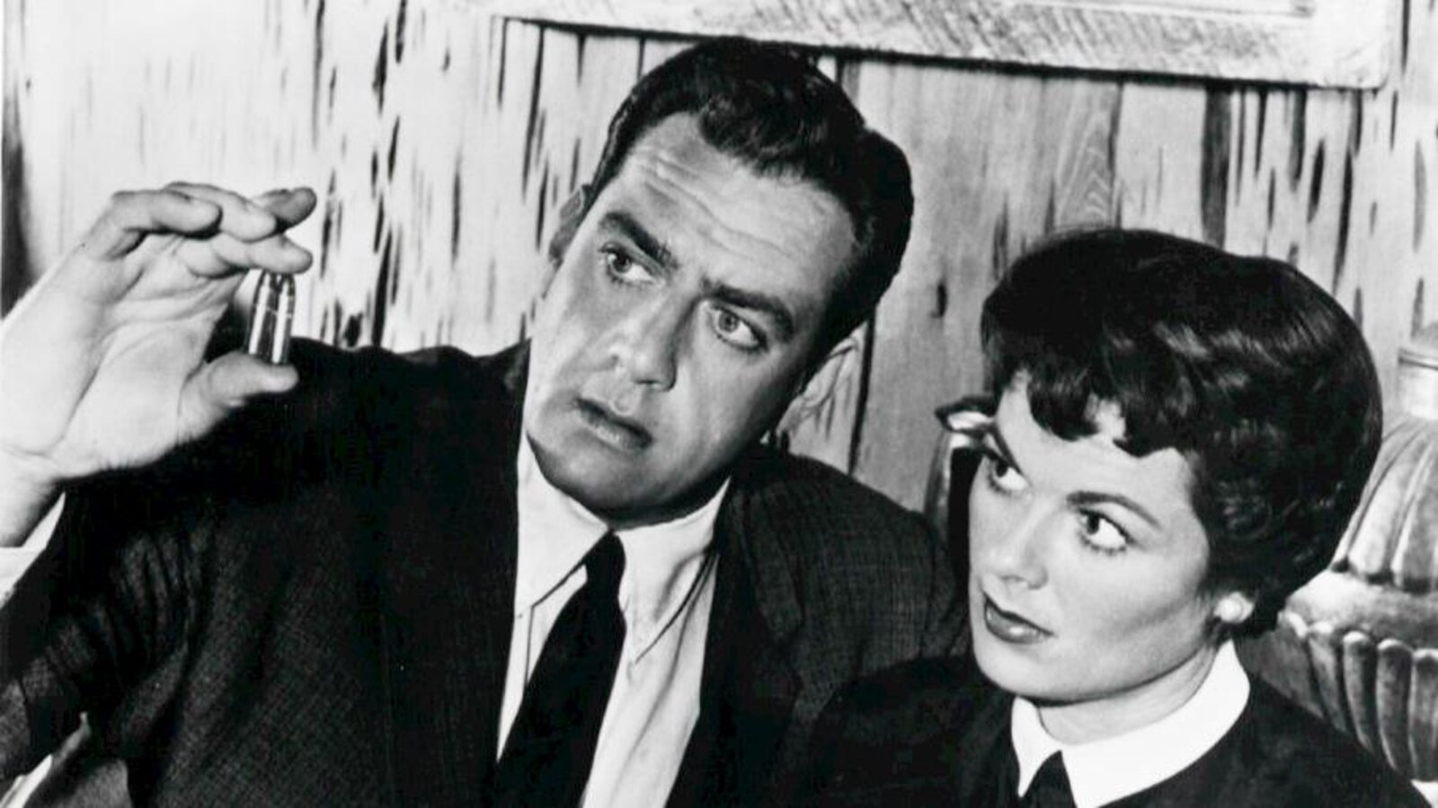 Barabara Hale et Raymond Burr dans Perry Mason en 1958
