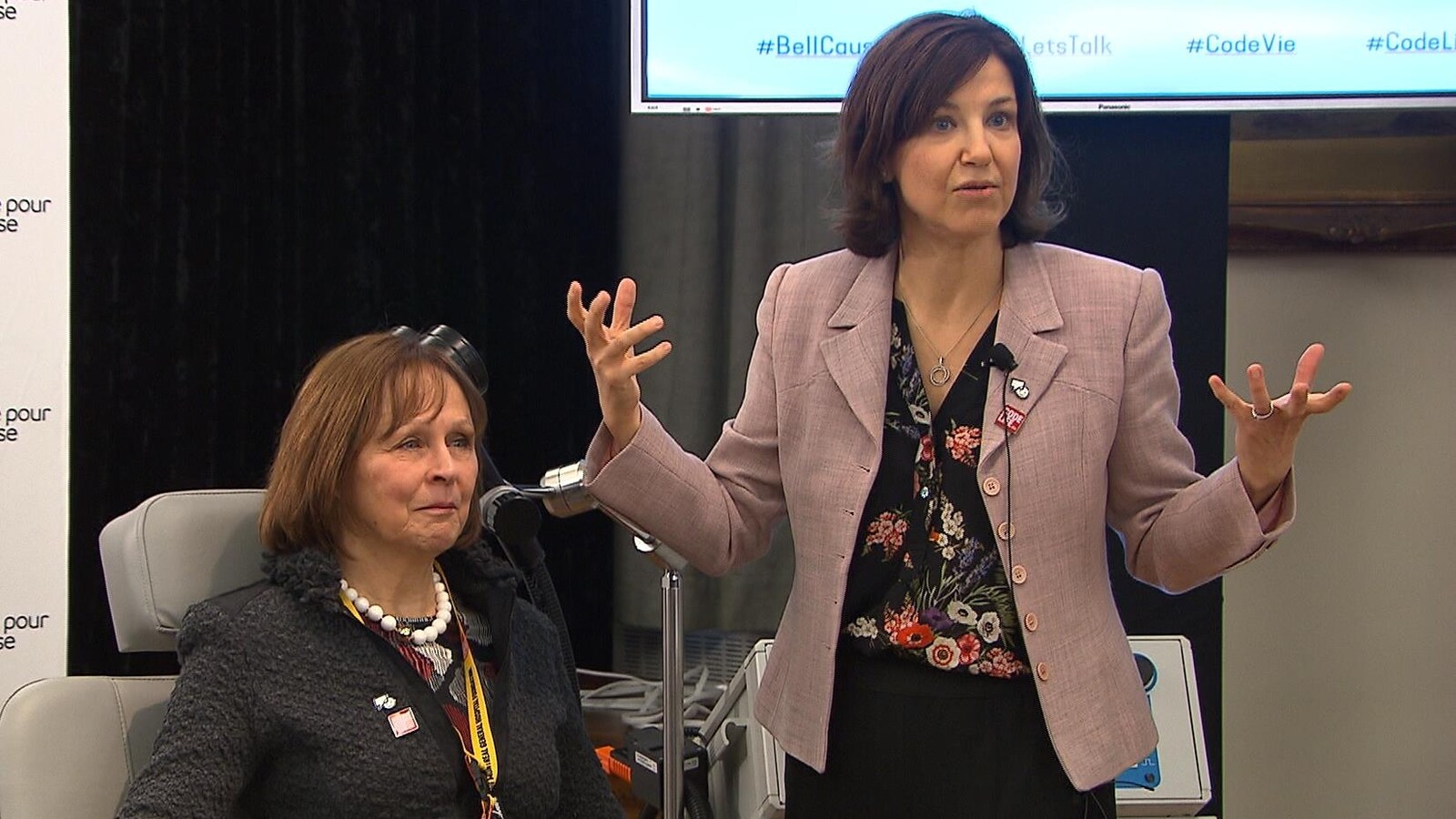 La docteure Michaela Barberosie explique le fonctionnement de l'appareil de stimulation magnétique transcrânienne répétitive.