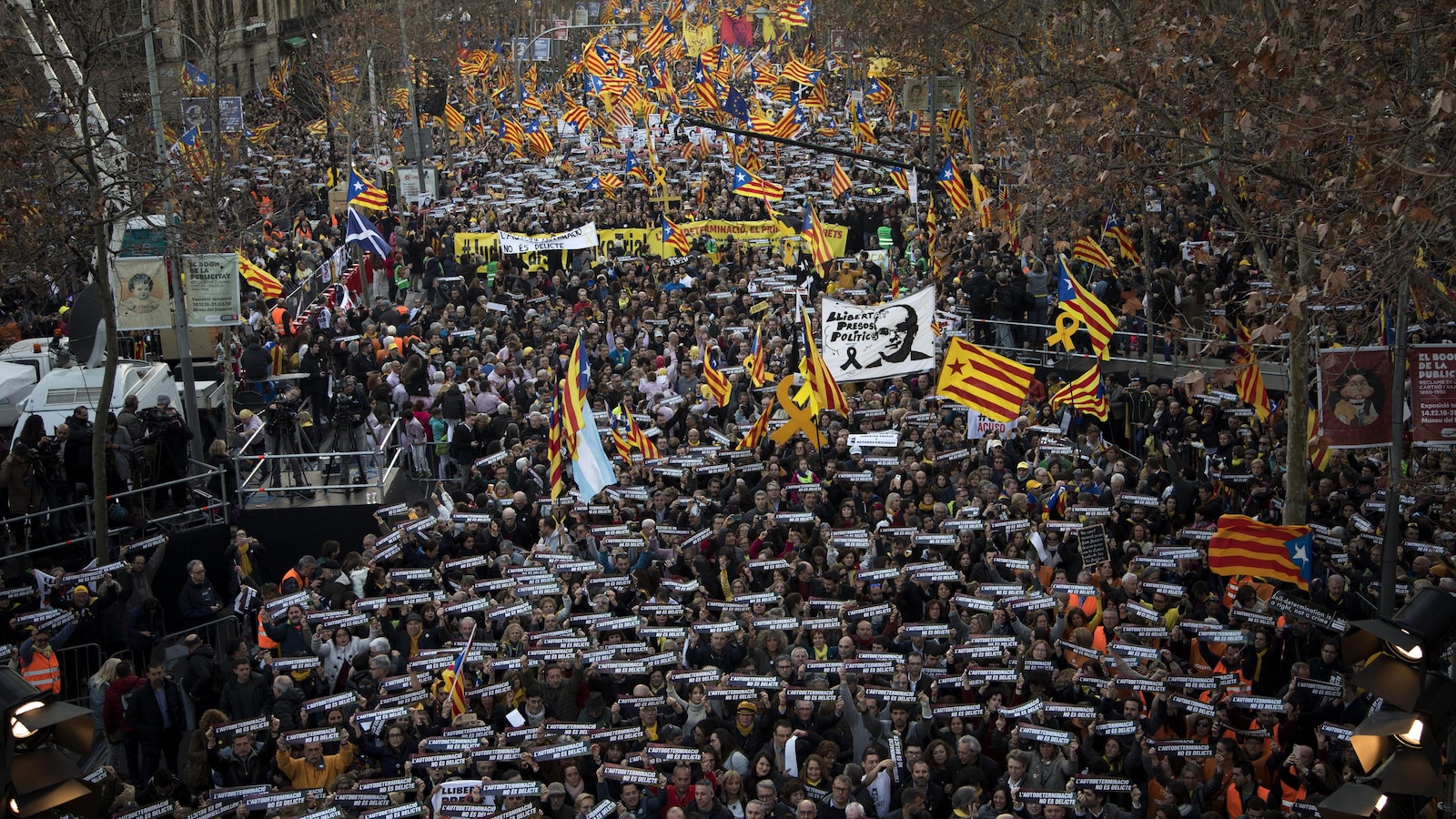 Des milliers de séparatistes catalans défilent à Barcelone pour proclamer l'innocence de 12 de leurs dirigeants qui sont jugés pour leur rôle dans une tentative de sécession ratée en 2017.