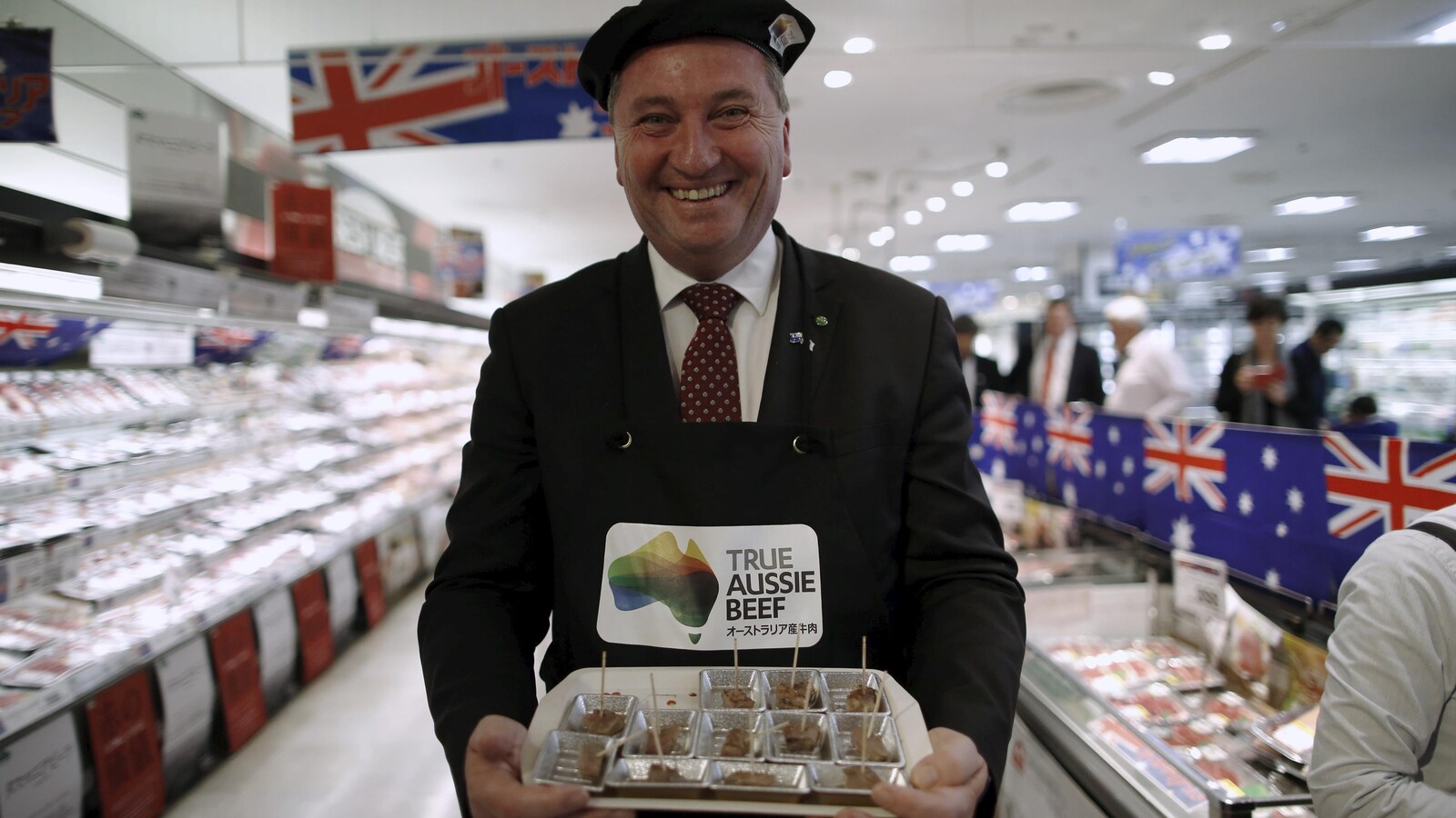 Barnaby Joyce, alors ministre de l'Agriculture, fait la promotion du bœuf australien dans un supermarché japonais.