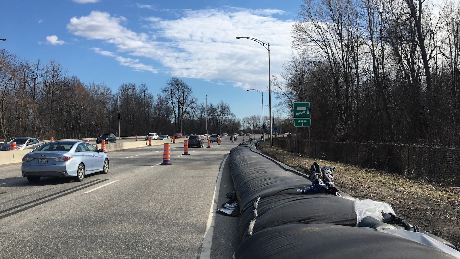 Des barrières gonflables le long d'une autoroute.