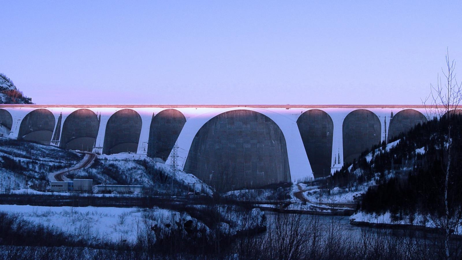 Le barrage Daniel-Johnson et la centrale Manic-5.