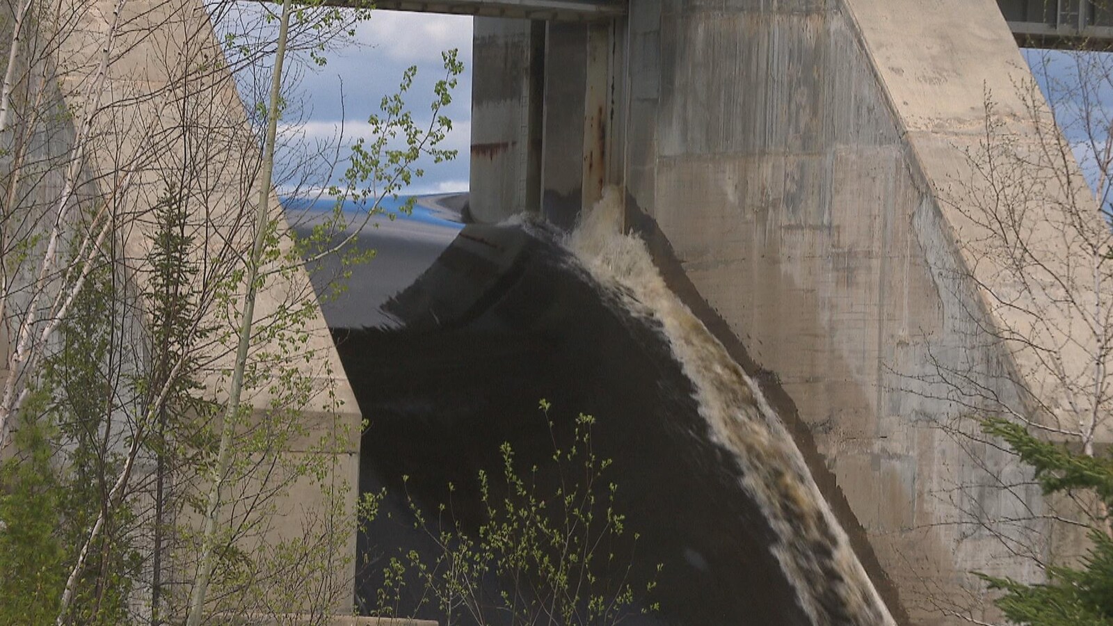 Gros plan sur un barrage de Rio Tinto