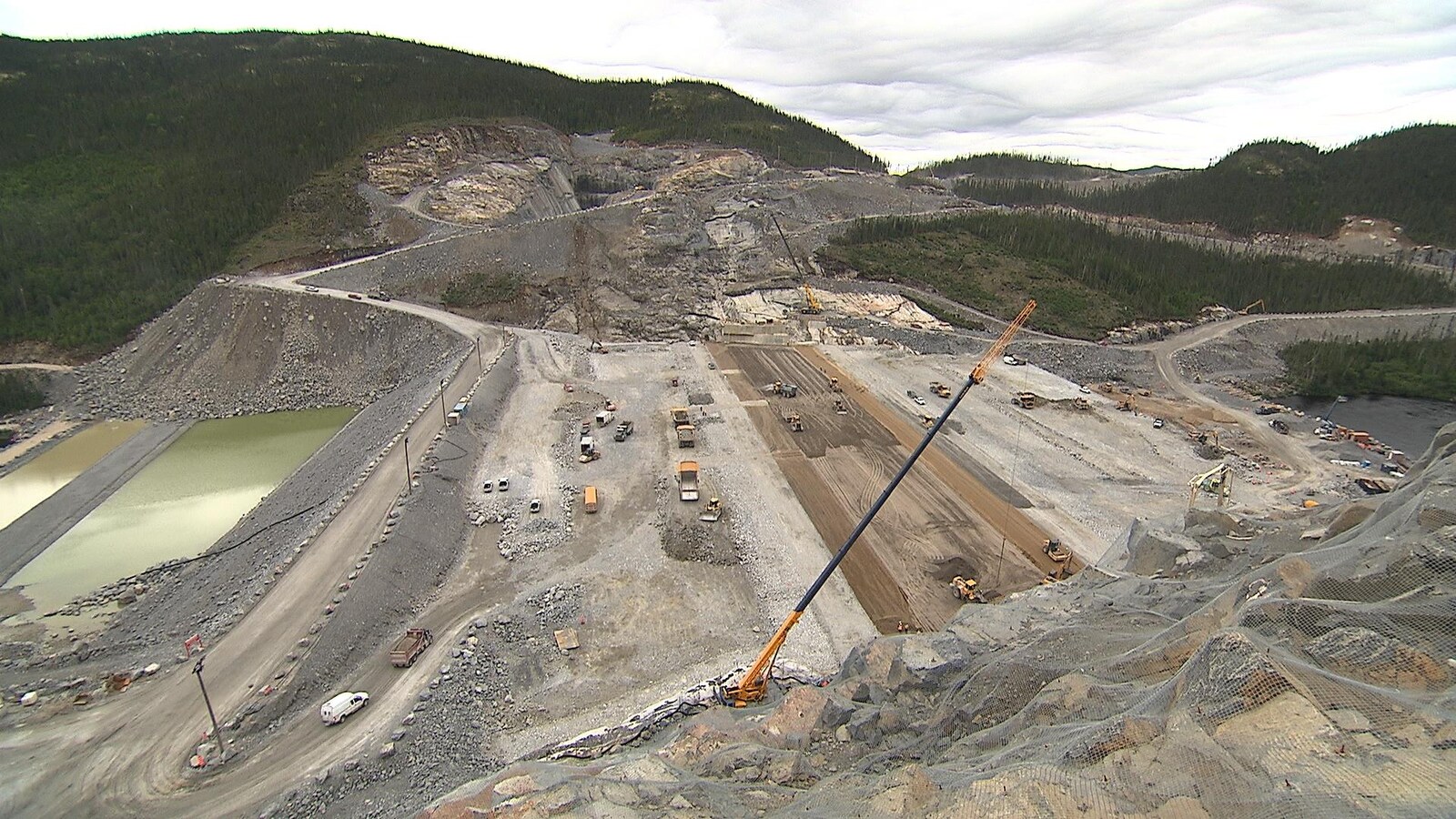 Une vue du barrage de Romaine-3 durant sa construction.