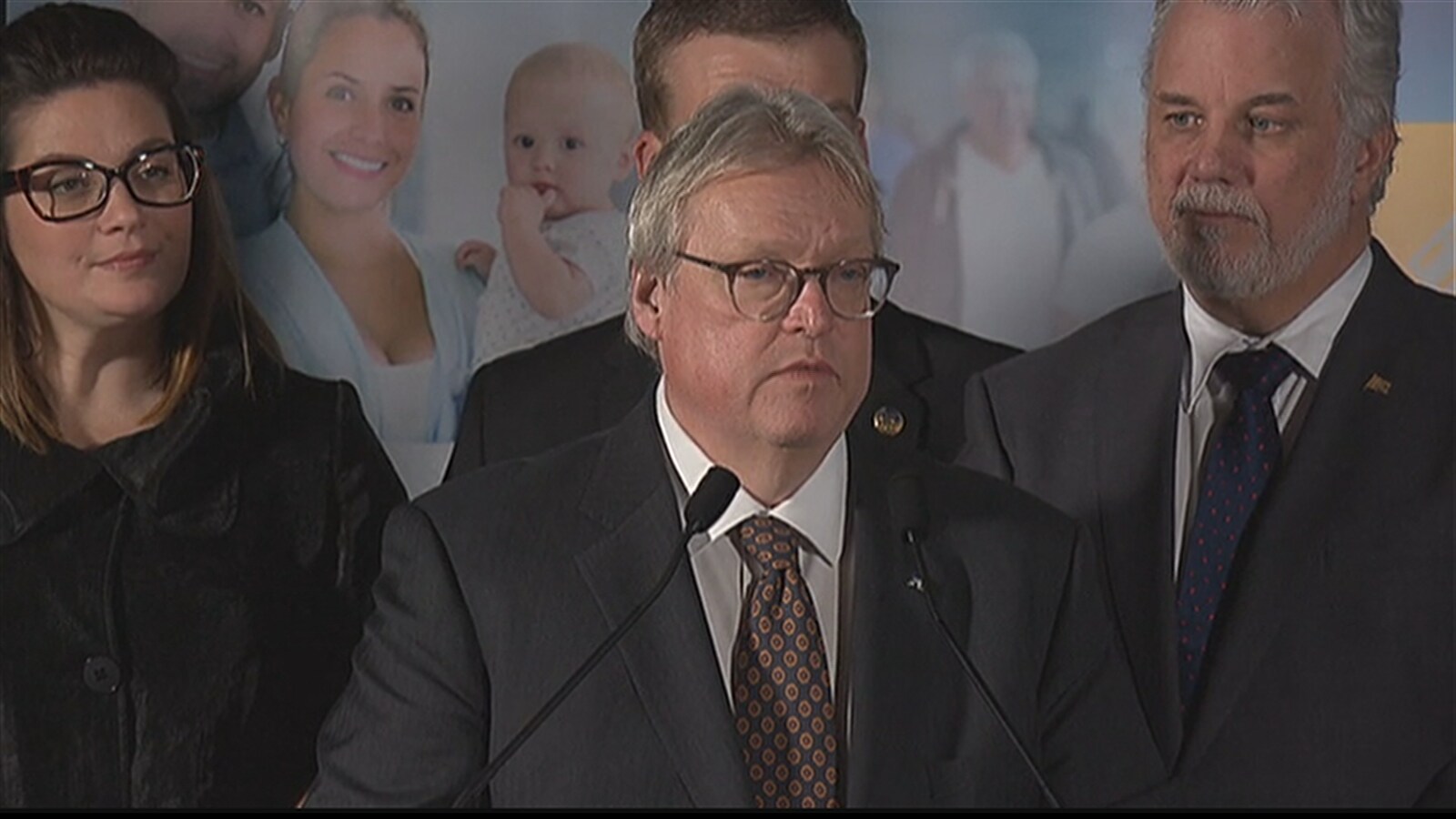 La député Karine Vallières, le ministre de la Santé, Gaétan Barrette, et le Premier ministre, Philippe Couillard, lors d'un point de presse à Sherbrooke