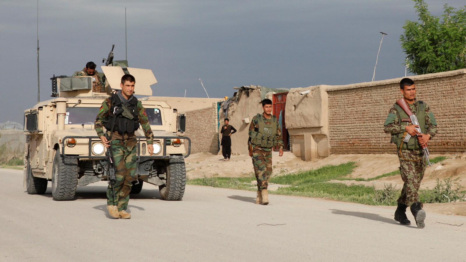 Des soldats afghans montent la garde devant la base militaire prise pour cible par les taliban.
