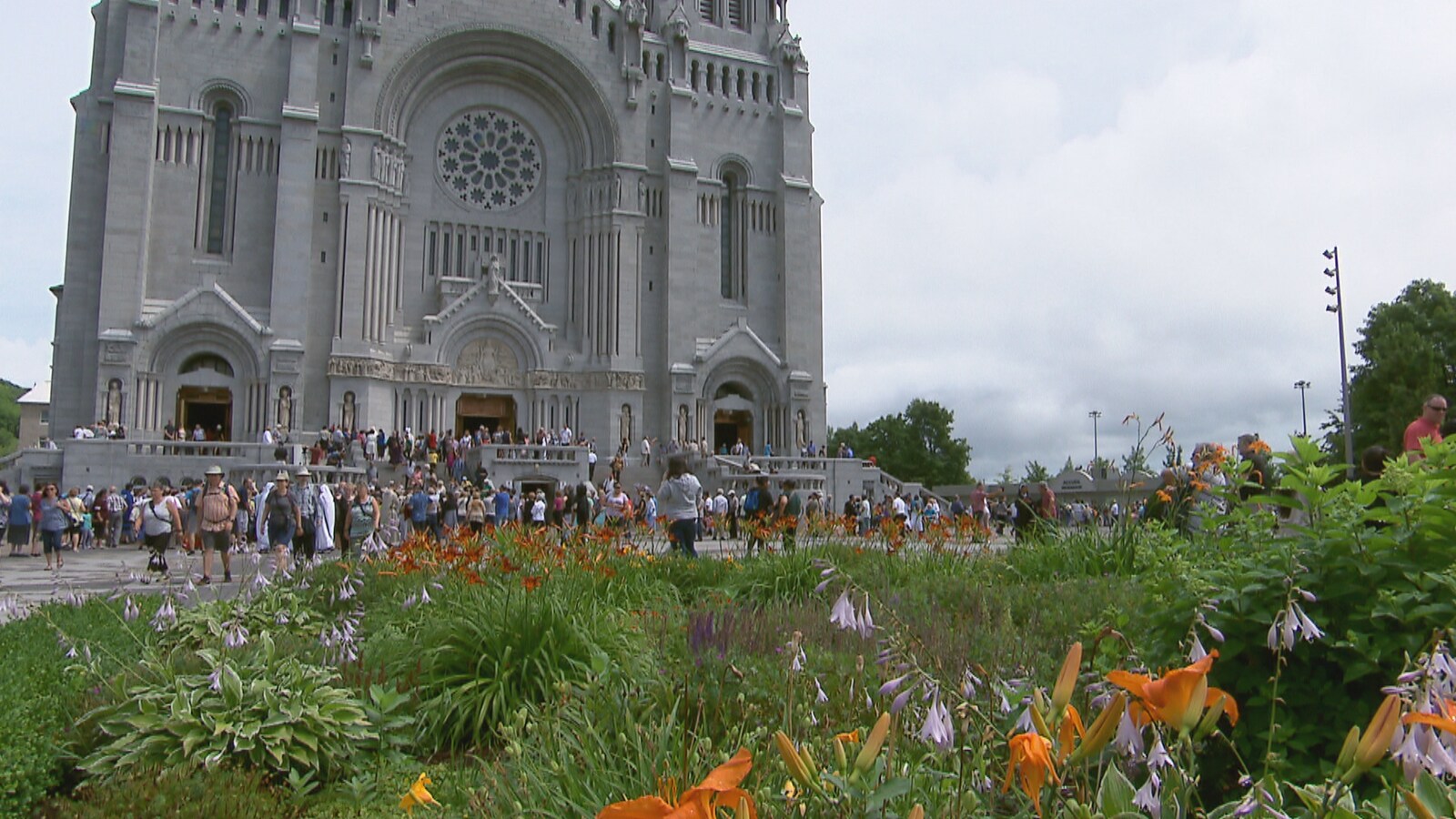 Fin de la neuvaine à SainteAnnedeBeaupré ICI RadioCanada.ca