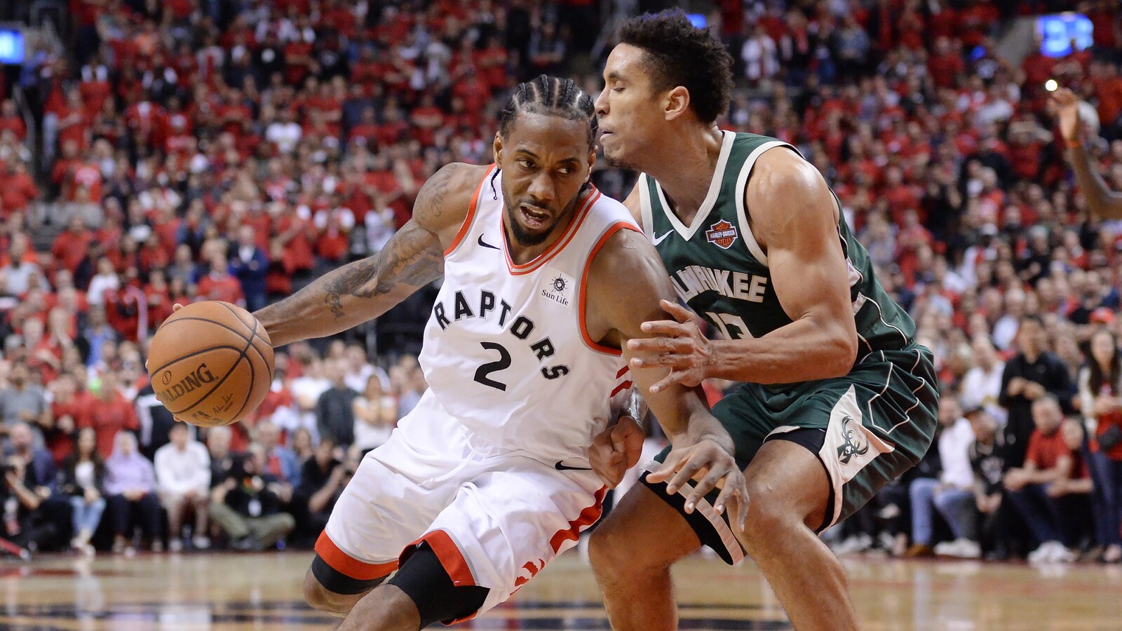 Les joueurs de basketball Kawhi Leonard et Malcolm Brogdon.