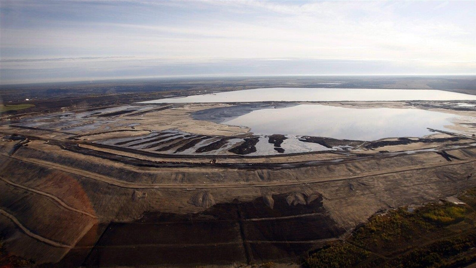 Vue aérienne de bassins de décantation près de Fort McMurray, dans l'Alberta du Nord.