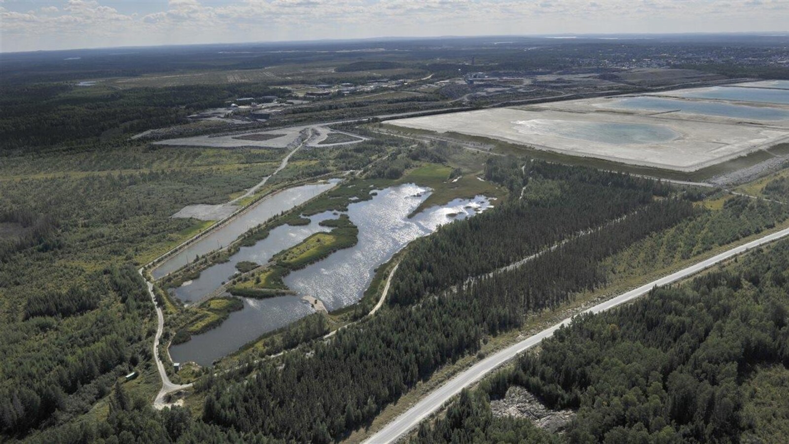 Bassin et parc à résidus, vue vers le sud-ouest
